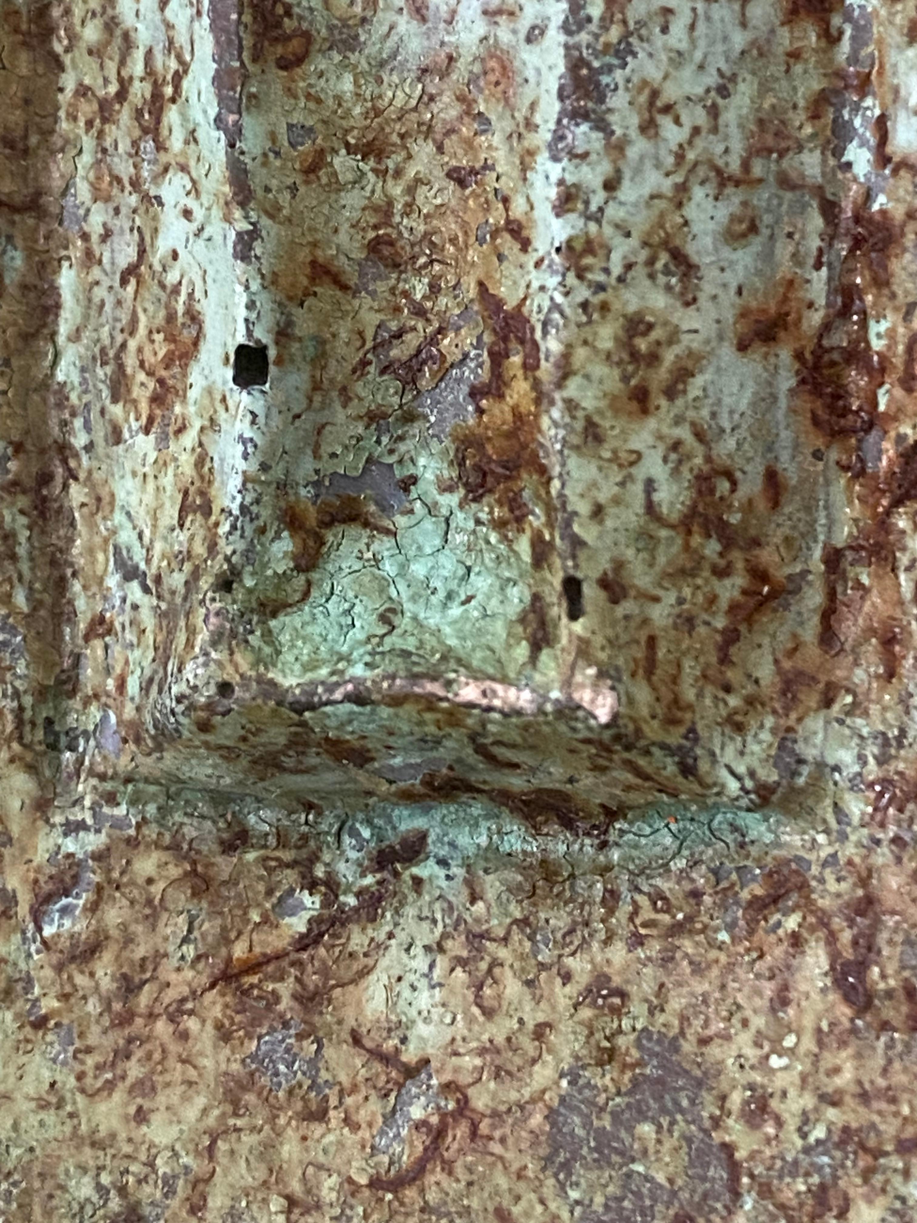Sculpture abstraite en bronze avec visage en bas-relief en vert-de-gris en vente 5