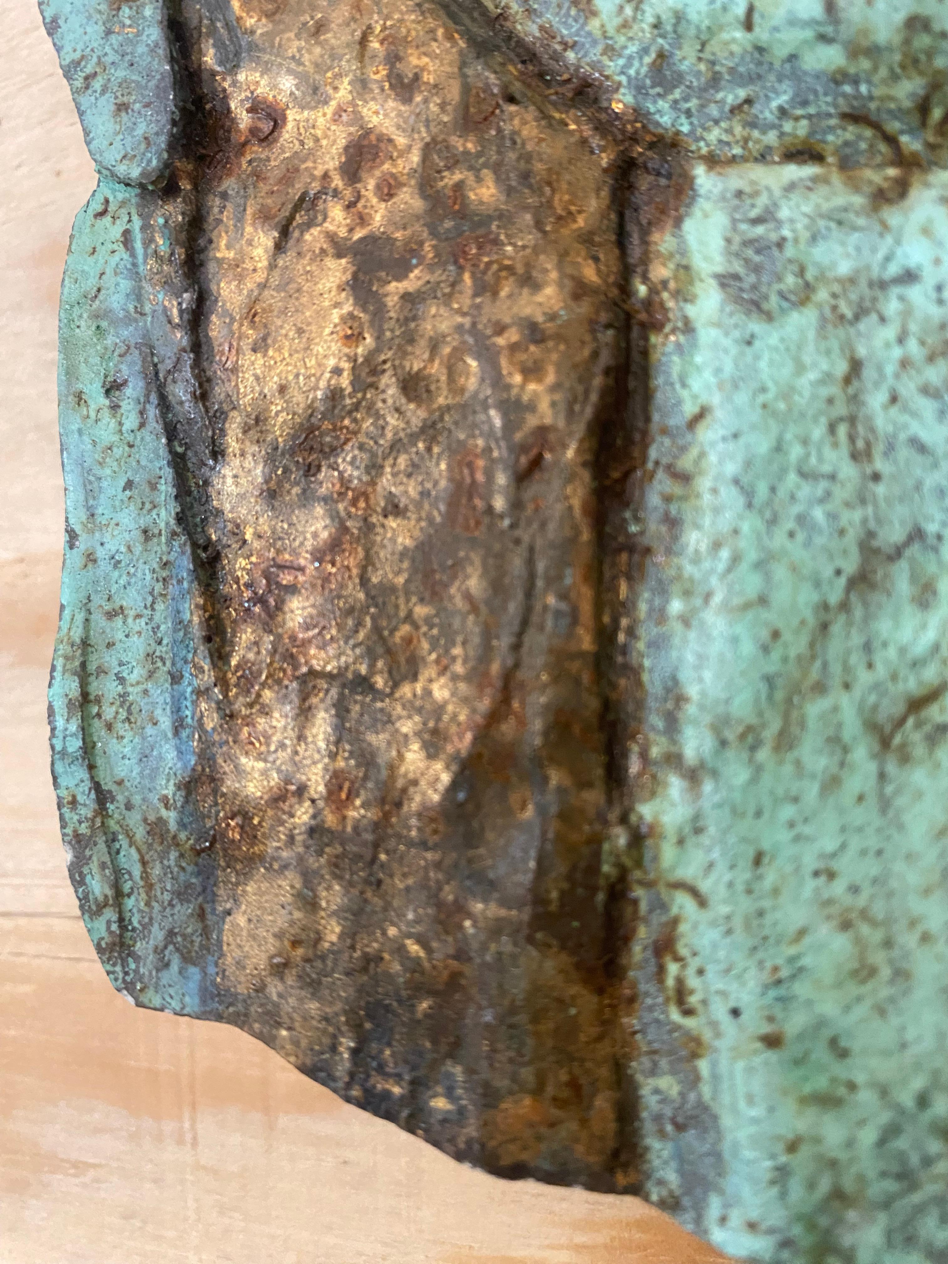 Sculpture abstraite en bronze avec visage en bas-relief en vert-de-gris en vente 6