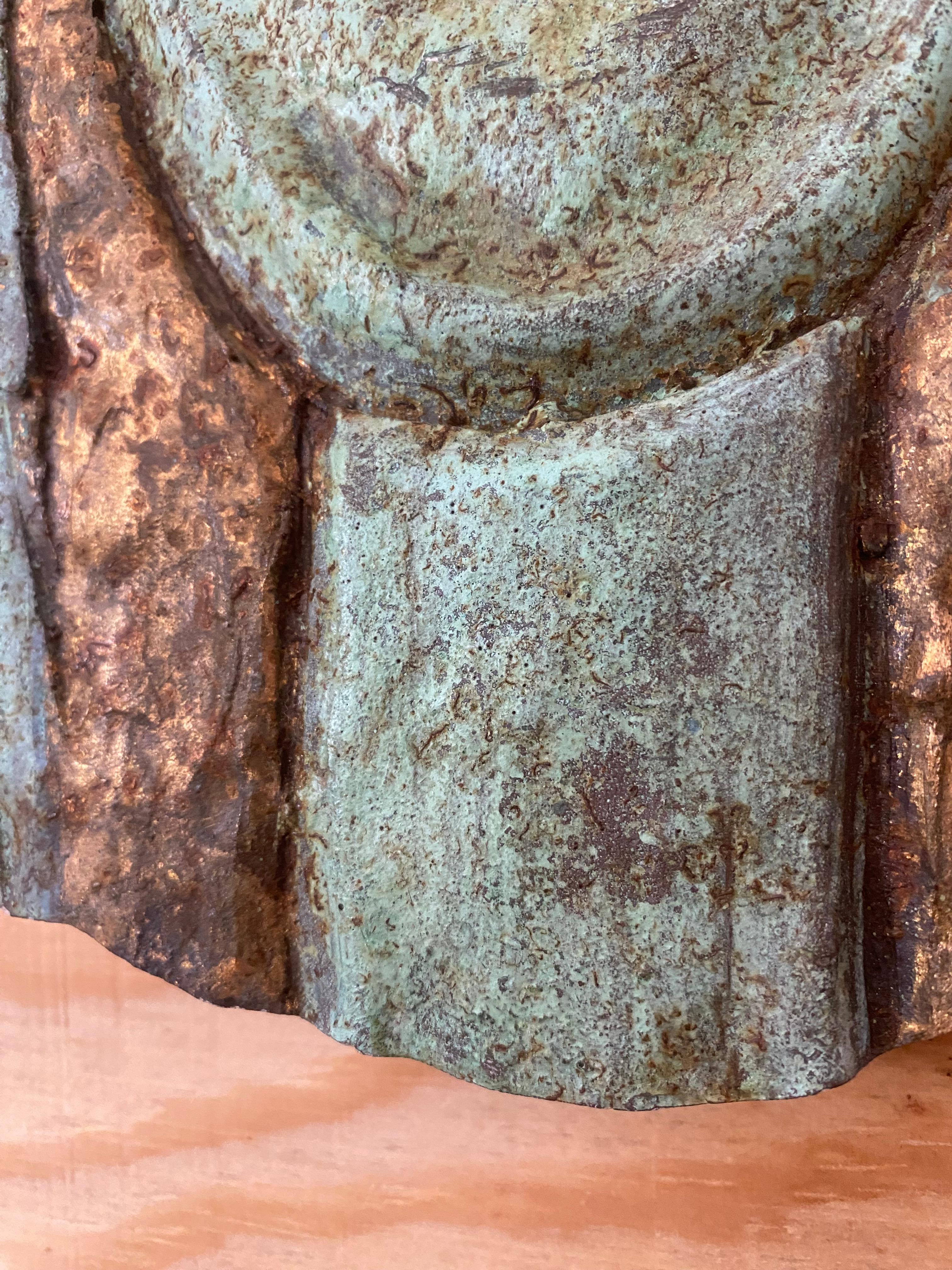 Sculpture abstraite en bronze avec visage en bas-relief en vert-de-gris en vente 7