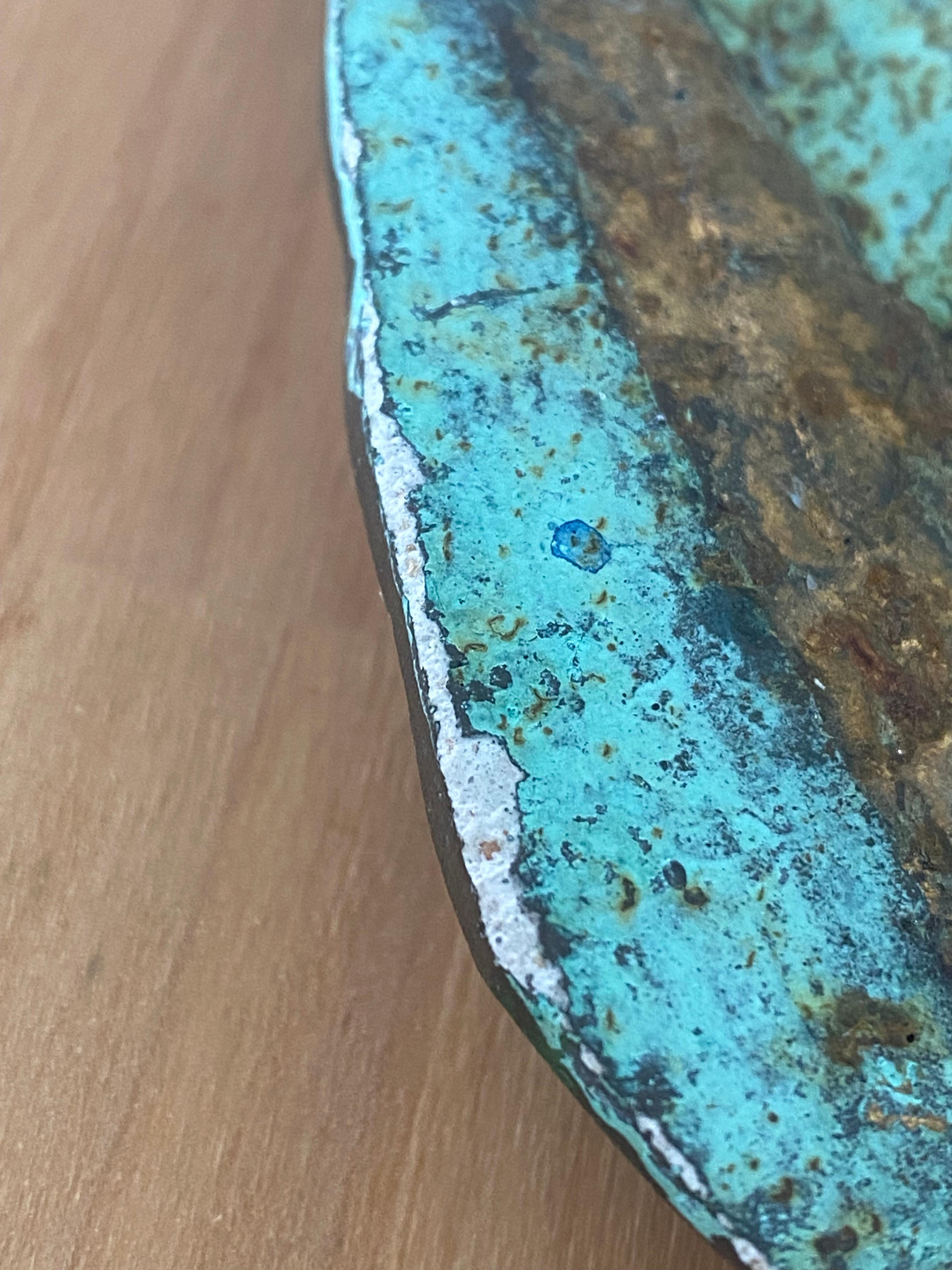 Sculpture abstraite en bronze avec visage en bas-relief en vert-de-gris en vente 10