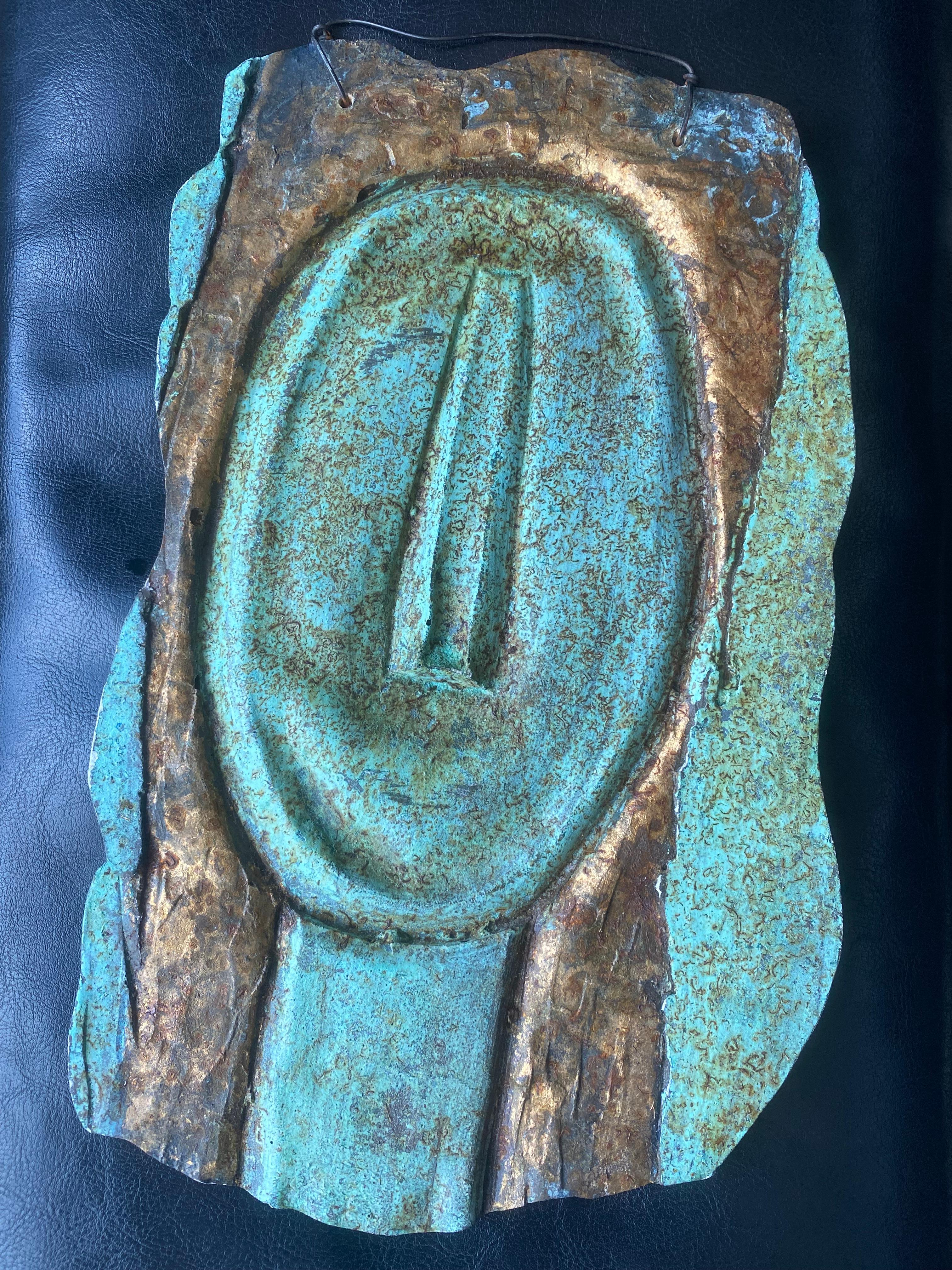 Sculpture abstraite en bronze avec visage en bas-relief en vert-de-gris en vente 11