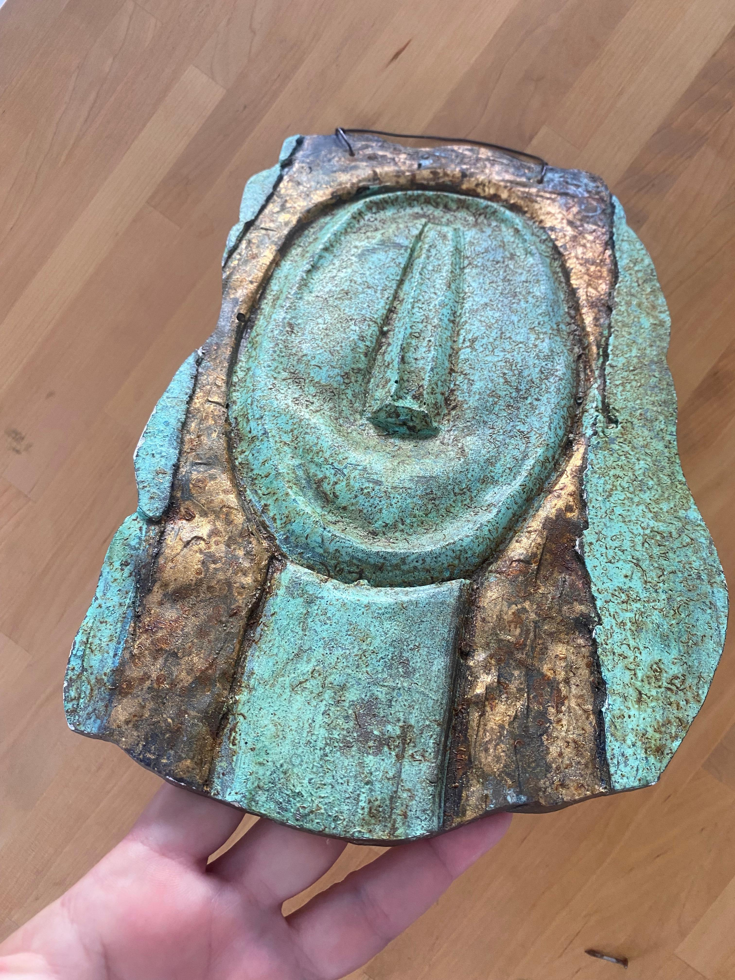 Mid-Century Modern Sculpture abstraite en bronze avec visage en bas-relief en vert-de-gris en vente