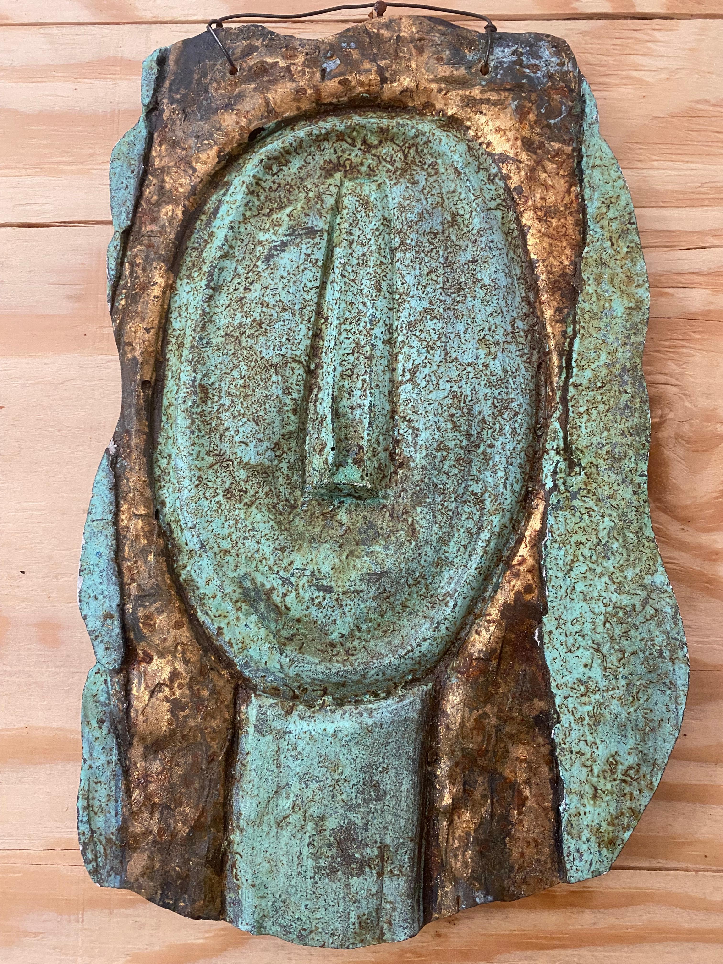 Américain Sculpture abstraite en bronze avec visage en bas-relief en vert-de-gris en vente