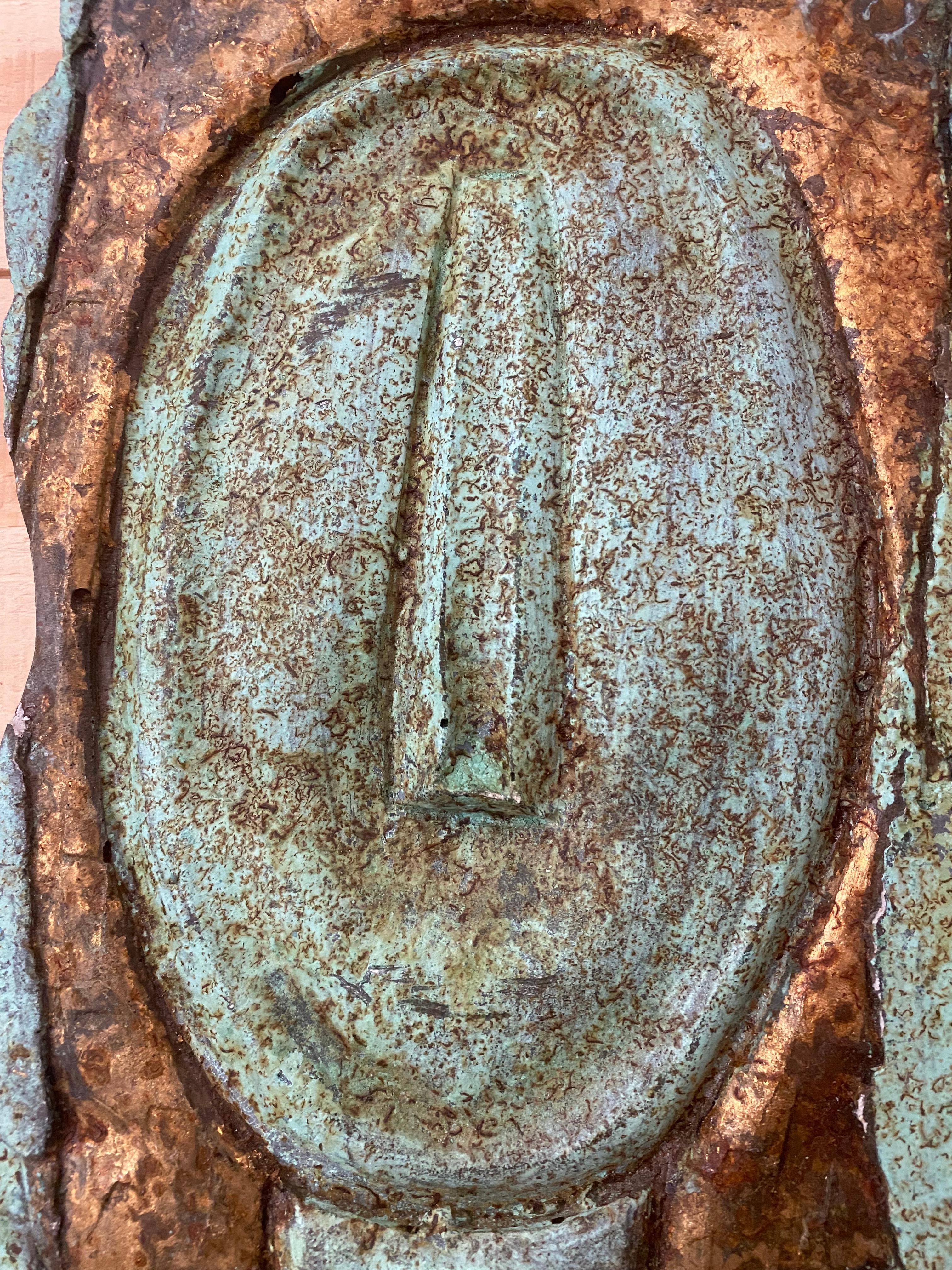 Sculpture abstraite en bronze avec visage en bas-relief en vert-de-gris Bon état - En vente à Round Top, TX