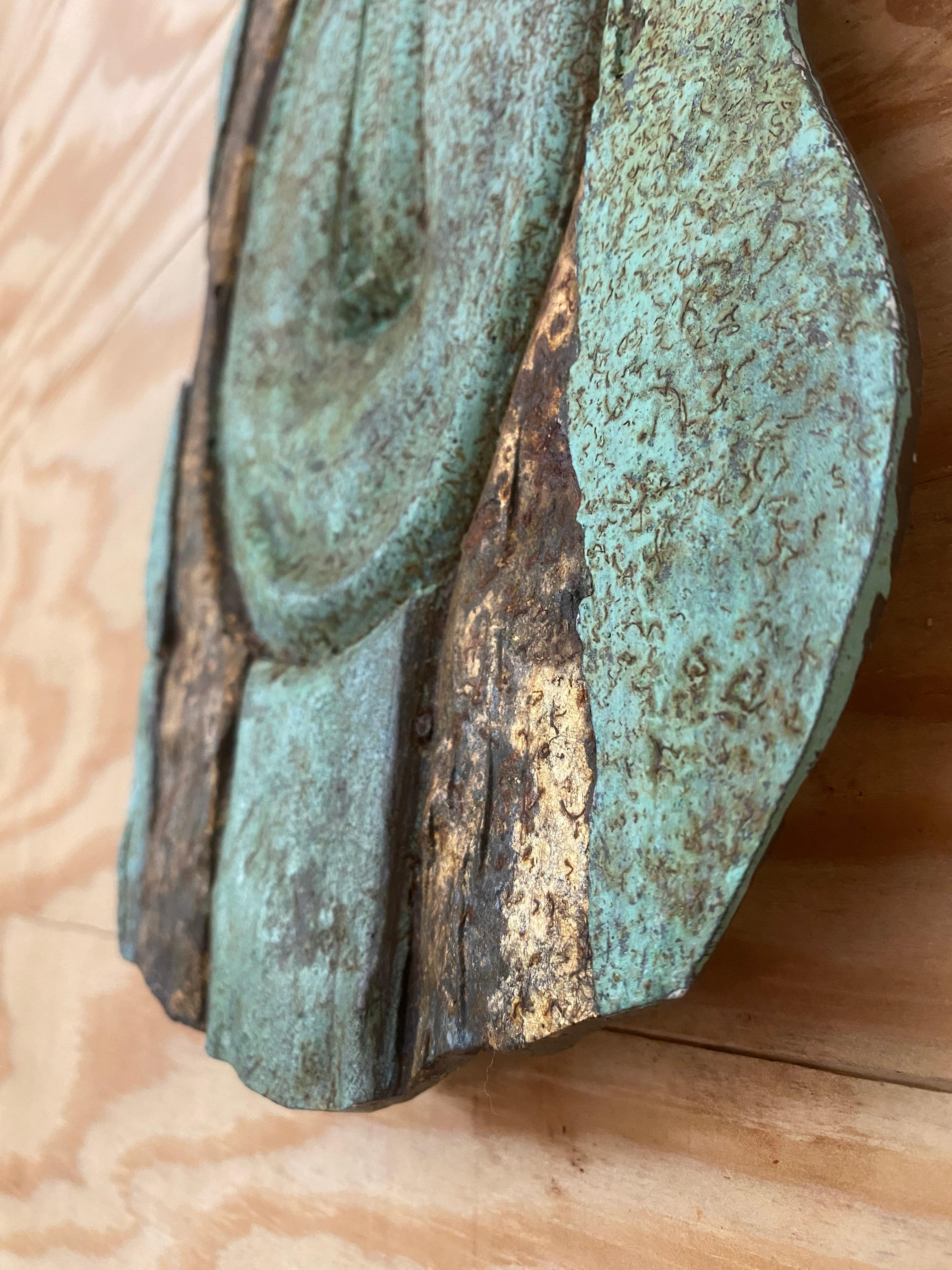 20ième siècle Sculpture abstraite en bronze avec visage en bas-relief en vert-de-gris en vente
