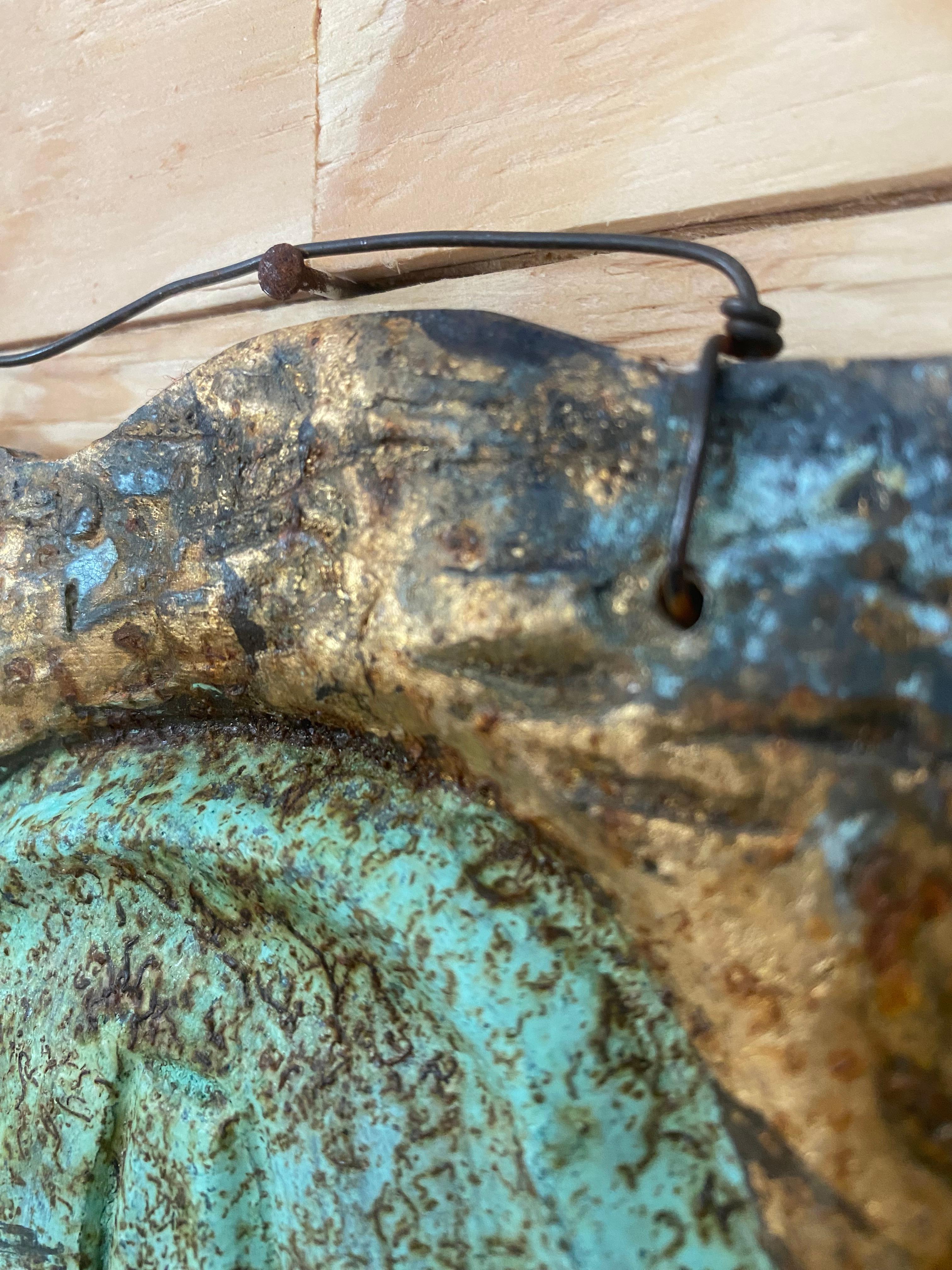Sculpture abstraite en bronze avec visage en bas-relief en vert-de-gris en vente 1