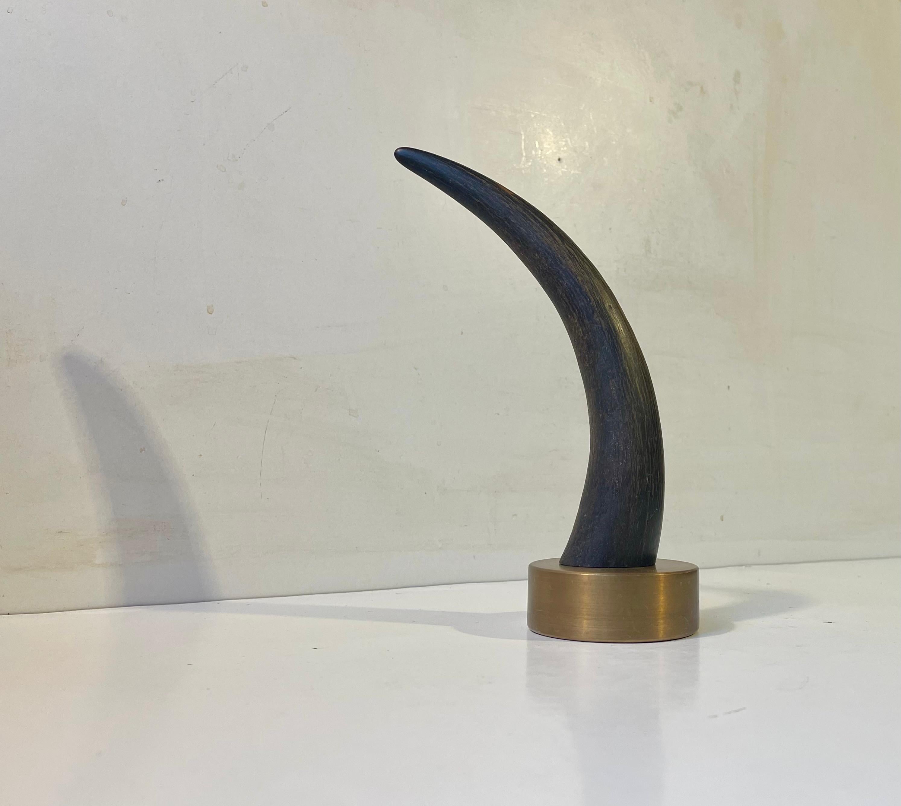 Escultura abstracta brutalista en bronce y cuerno negro, años 70 Brutalista en venta