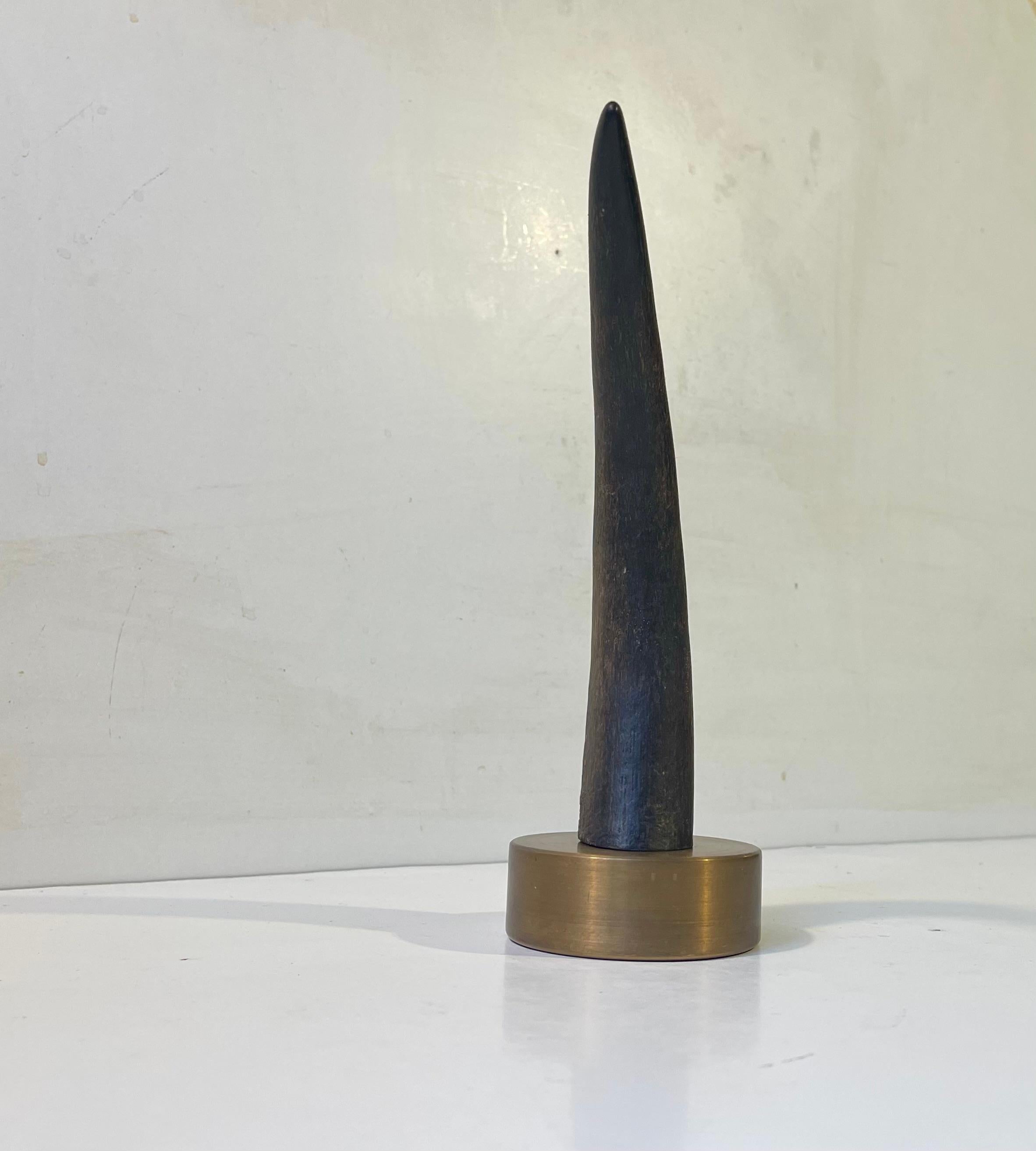 Escultura abstracta brutalista en bronce y cuerno negro, años 70 Escandinavo en venta