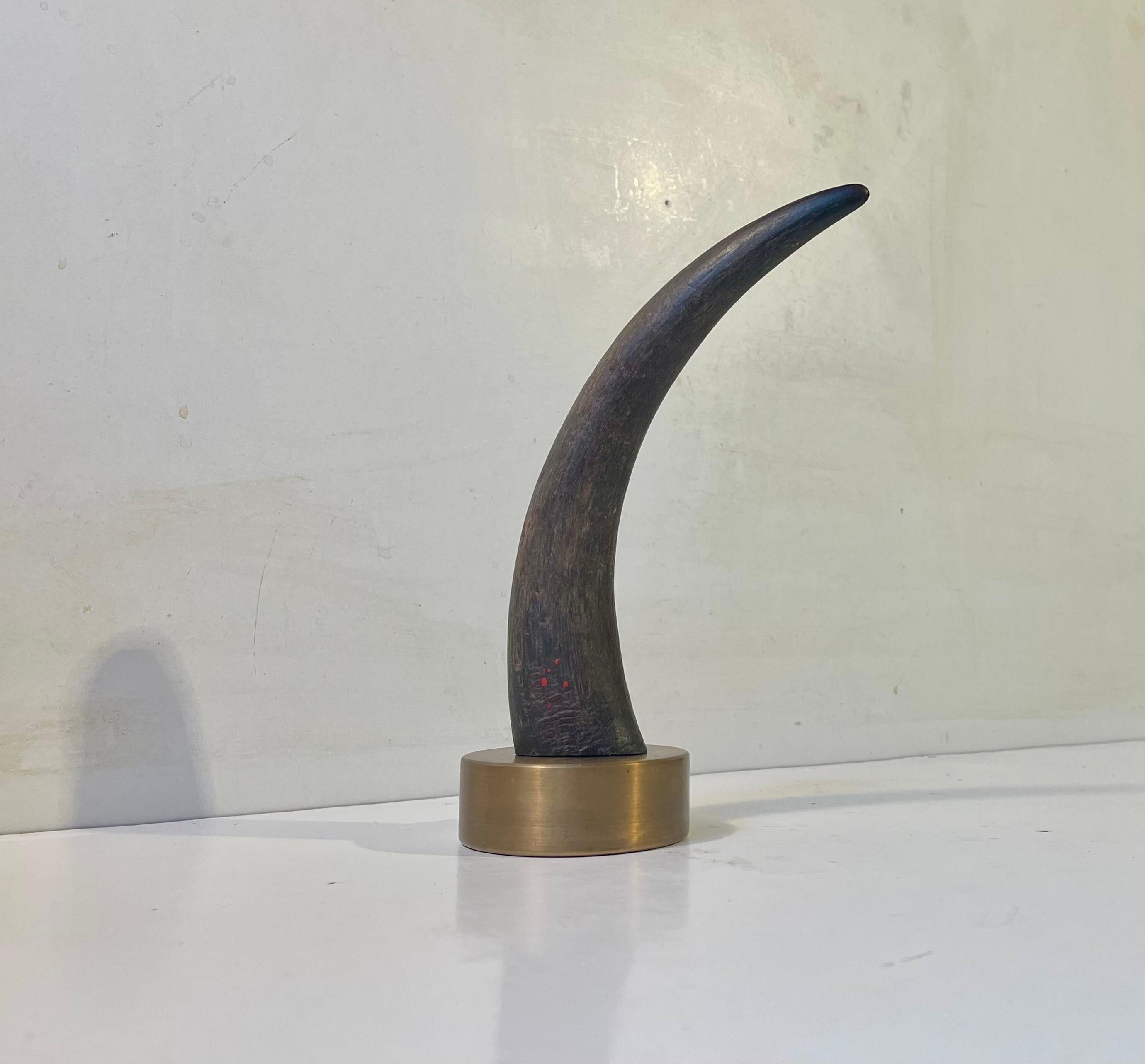 Escultura abstracta brutalista en bronce y cuerno negro, años 70 siglo XX en venta
