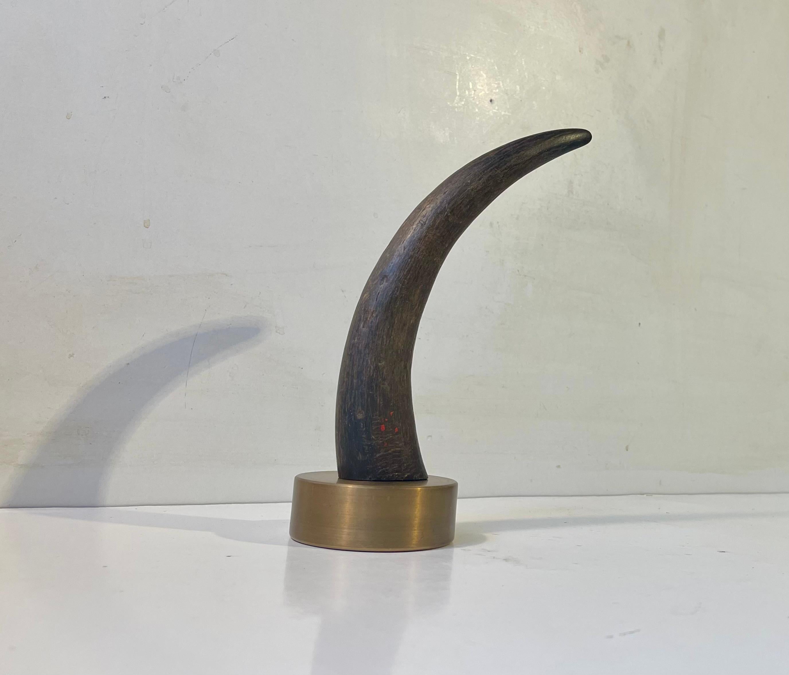 Escultura abstracta brutalista en bronce y cuerno negro, años 70 Bronce en venta
