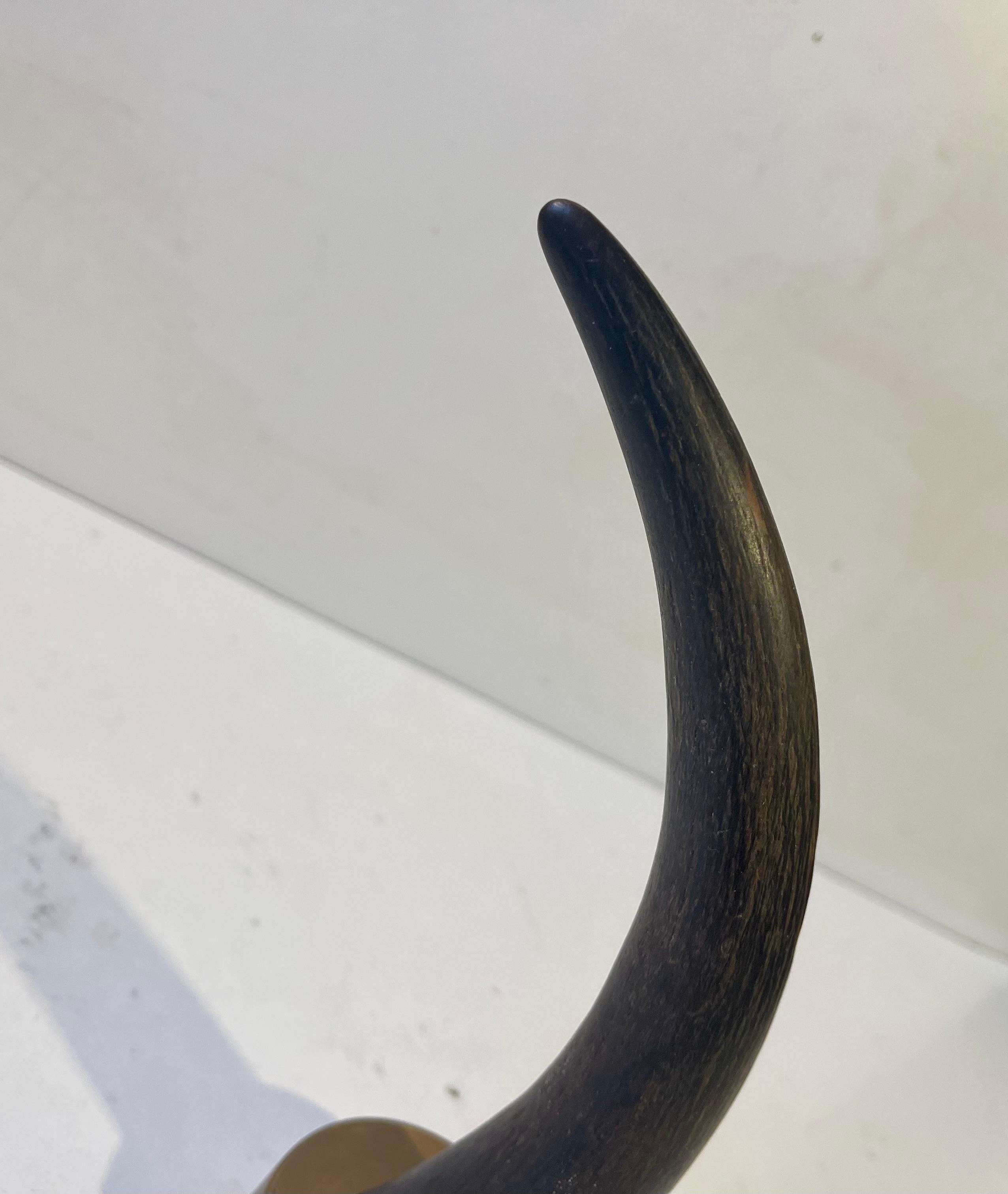 Escultura abstracta brutalista en bronce y cuerno negro, años 70 en venta 1