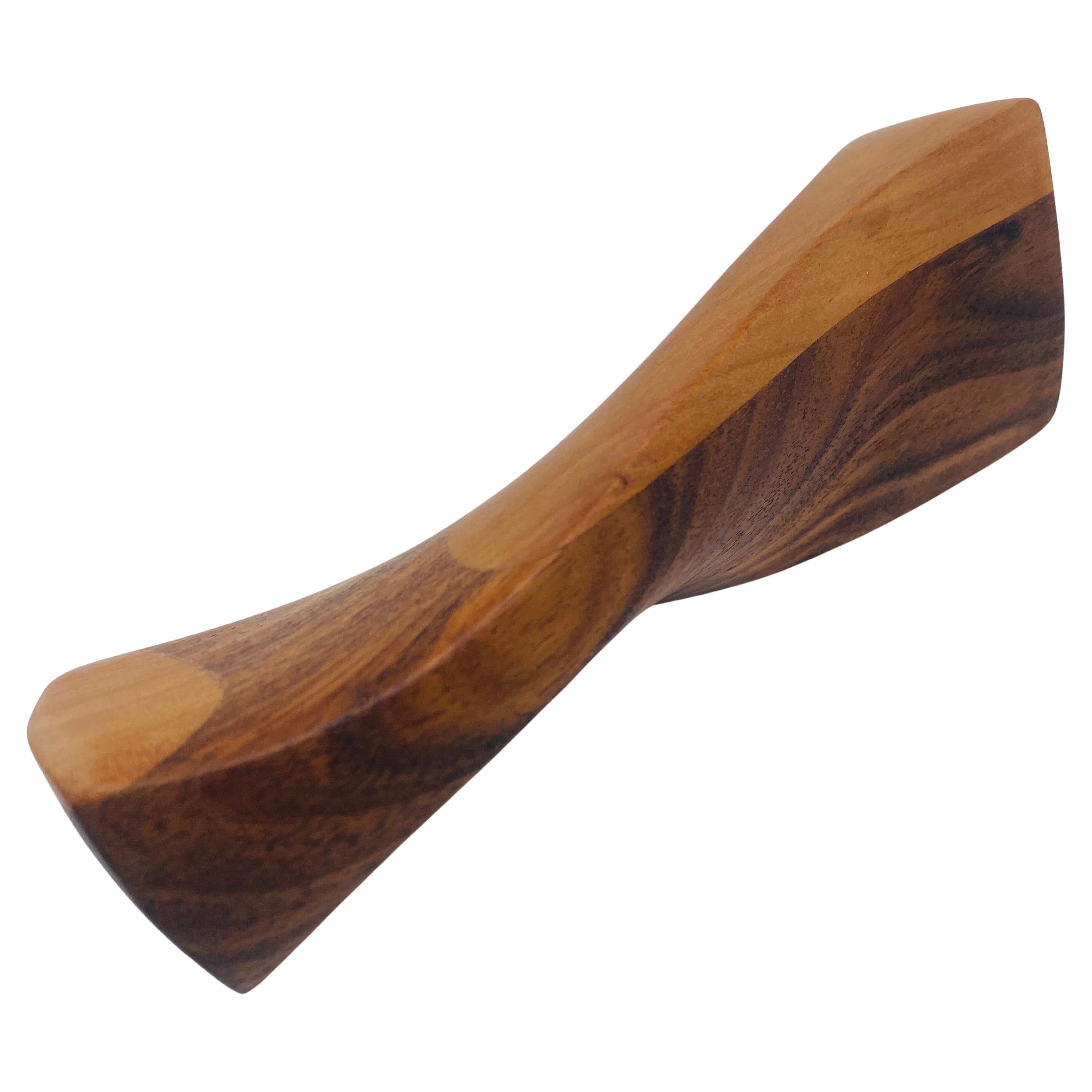 Scultura in legno organico astratto di California Design degli anni '60. Forma libera sapientemente realizzata nello stile di Doug Ayers. 
