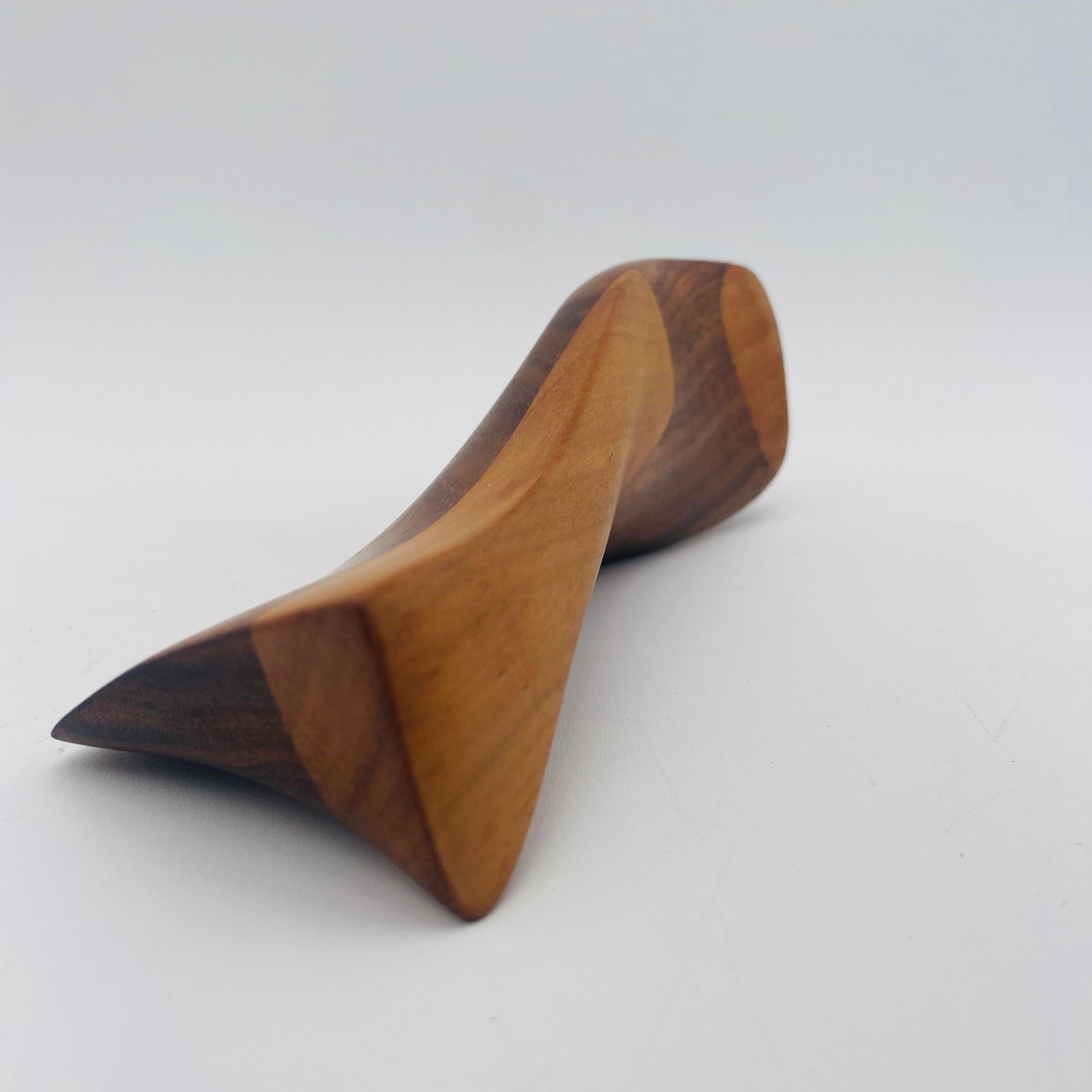Intagliato a mano Scultura organica in legno dal design astratto californiano, anni '60 in vendita