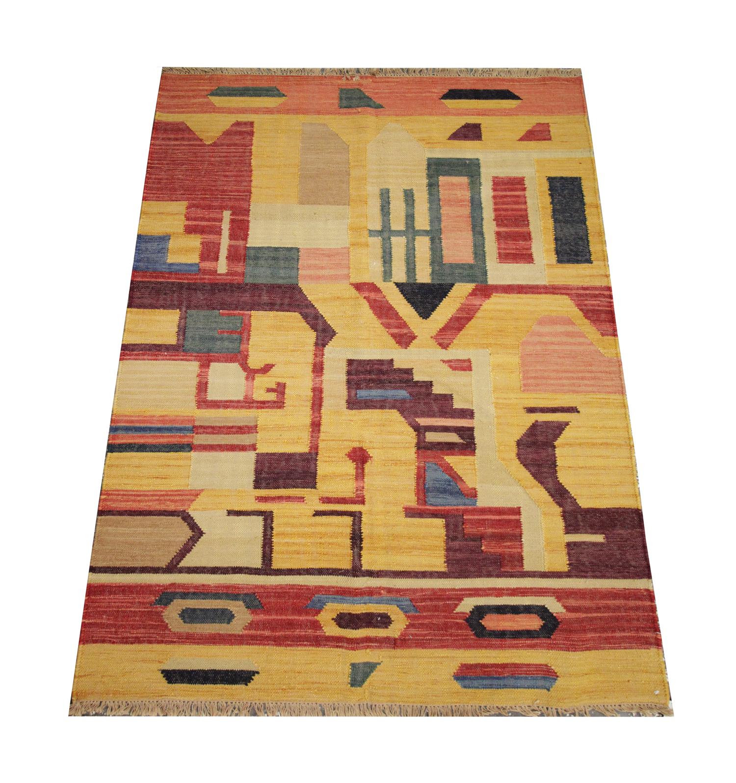 Dieses kühne und schöne Stück ist ein handgewebter Kilim-Teppich, der in einer lebhaften Farbpalette aus Orange, Gelb, Rot und Blau gehalten ist, die das auffällige abstrakte Muster bilden. Geometrische Formen, die nach dem Zufallsprinzip angeordnet