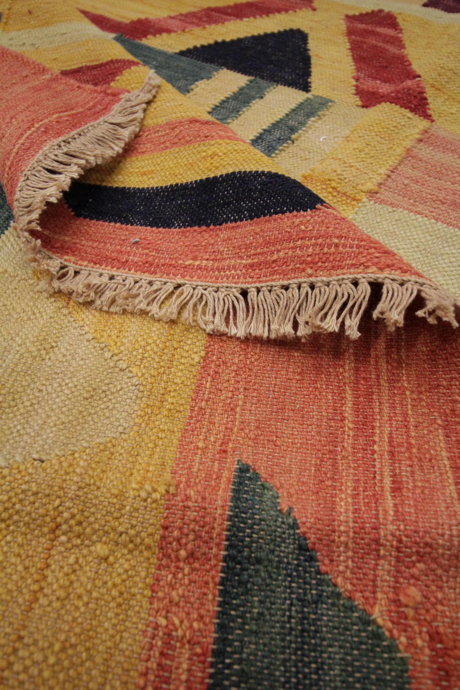 Abstract Carpet Modern Geometric Kilim Rug Wool Kilim Area Rug 127 x 180cm In Excellent Condition For Sale In Hampshire, GB