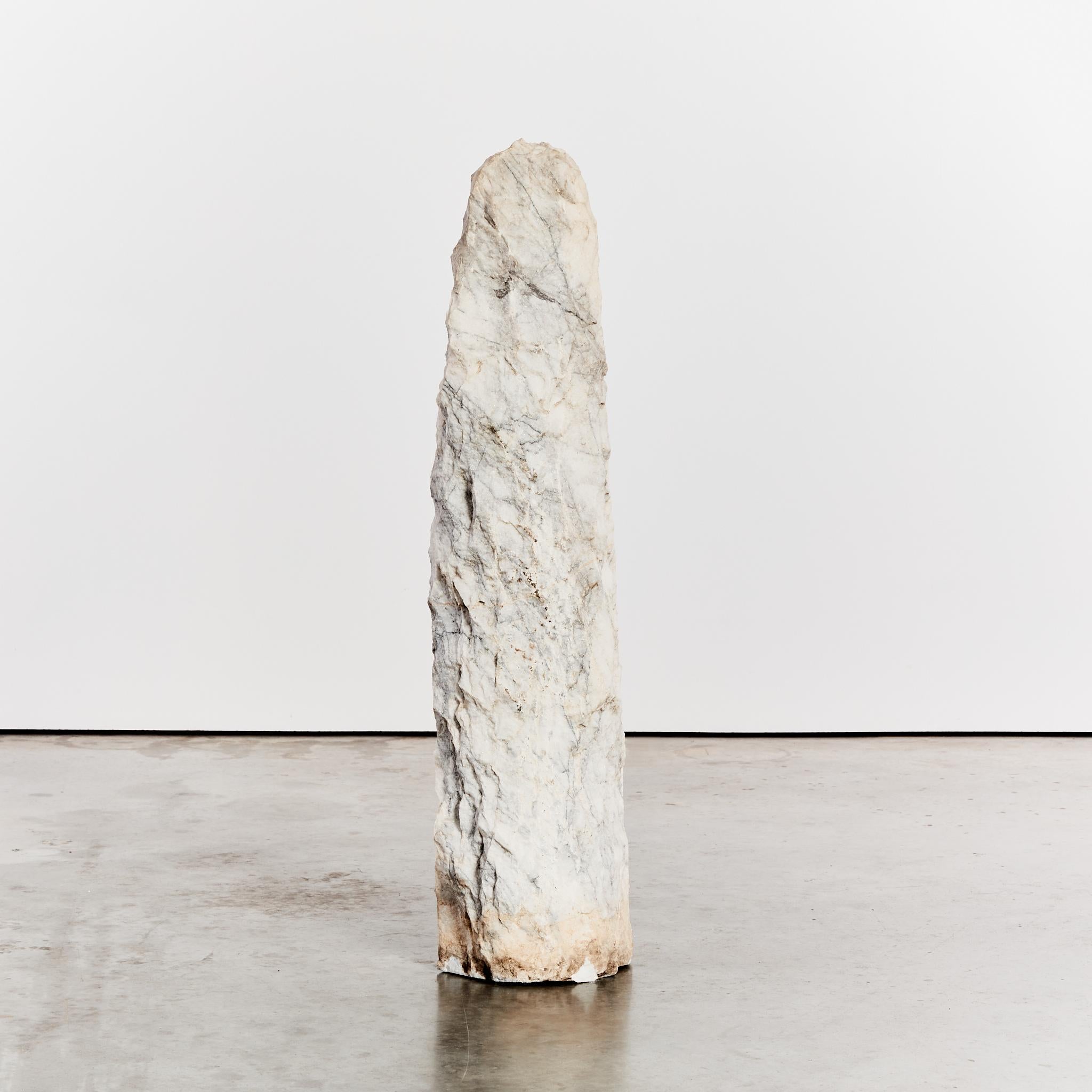Dieser über 1 m hohe, handgeschnitzte Monolith aus Carrara-Marmor ist frei stehend und kann von allen Seiten betrachtet werden.

Künstler: Ungenanntes

Herkunft: Vereinigtes Königreich

Zeitraum: 1980's

Abmessungen: H120 x B28 x T24cm 

Zustand: