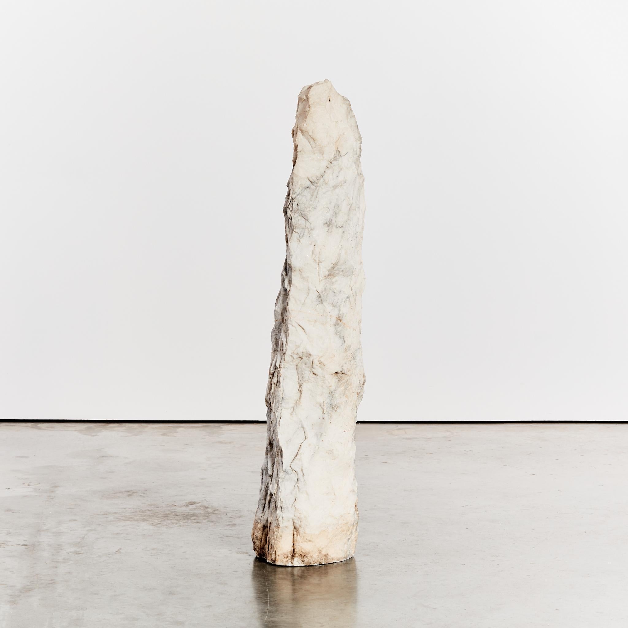 20ième siècle Sculpture abstraite de sol brut ciselée de marbre de Carrare en vente