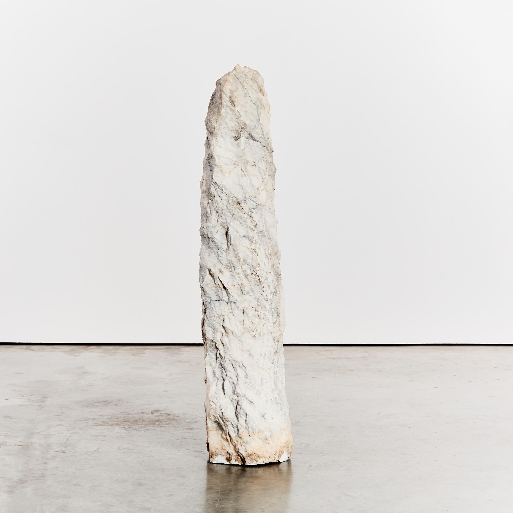 Sculpture abstraite de sol brut ciselée de marbre de Carrare en vente 2