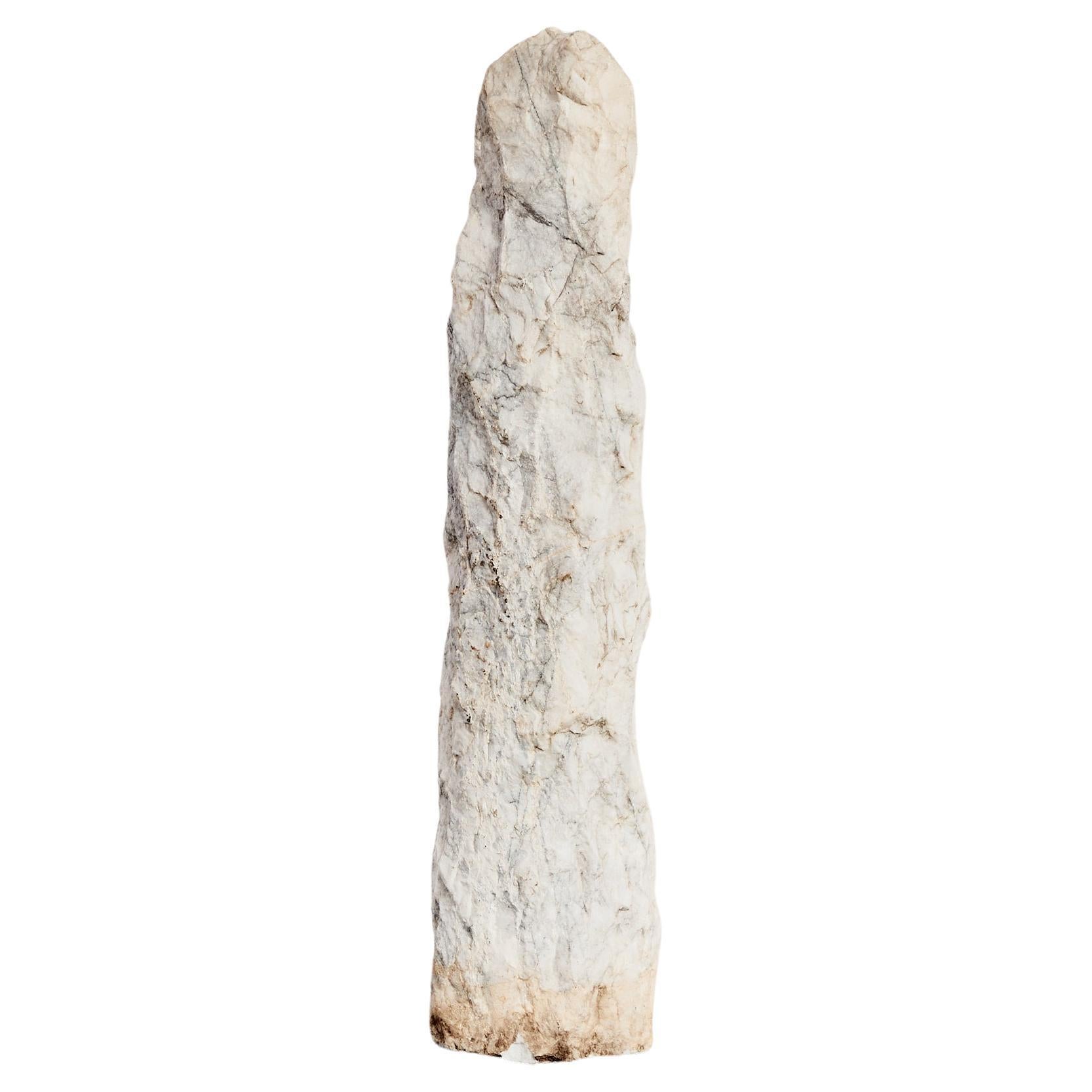 Abstrakte, rohe Bodenskulptur aus Carrara-Marmor Chiselled im Angebot