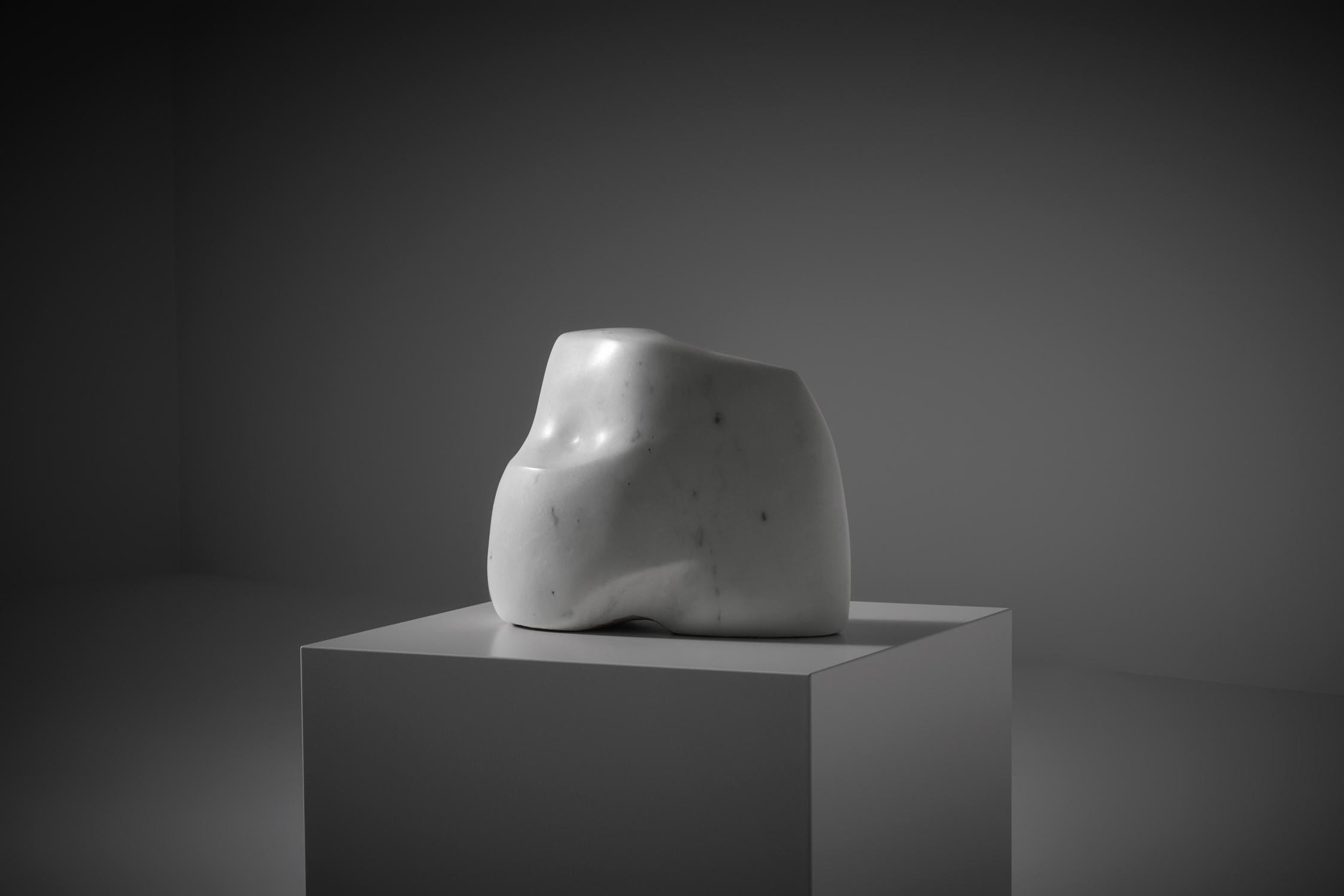 Abstrakte Skulptur aus Carrara-Marmor von Willy Anthoons (Belgien 1911 - Paris 1982), Frankreich 1951. Schöne stilisierte fließende Formen, die eine ruhige und friedliche Skulptur ergeben. Die Skulptur findet sich im Buch von Anthoons wieder, wo er