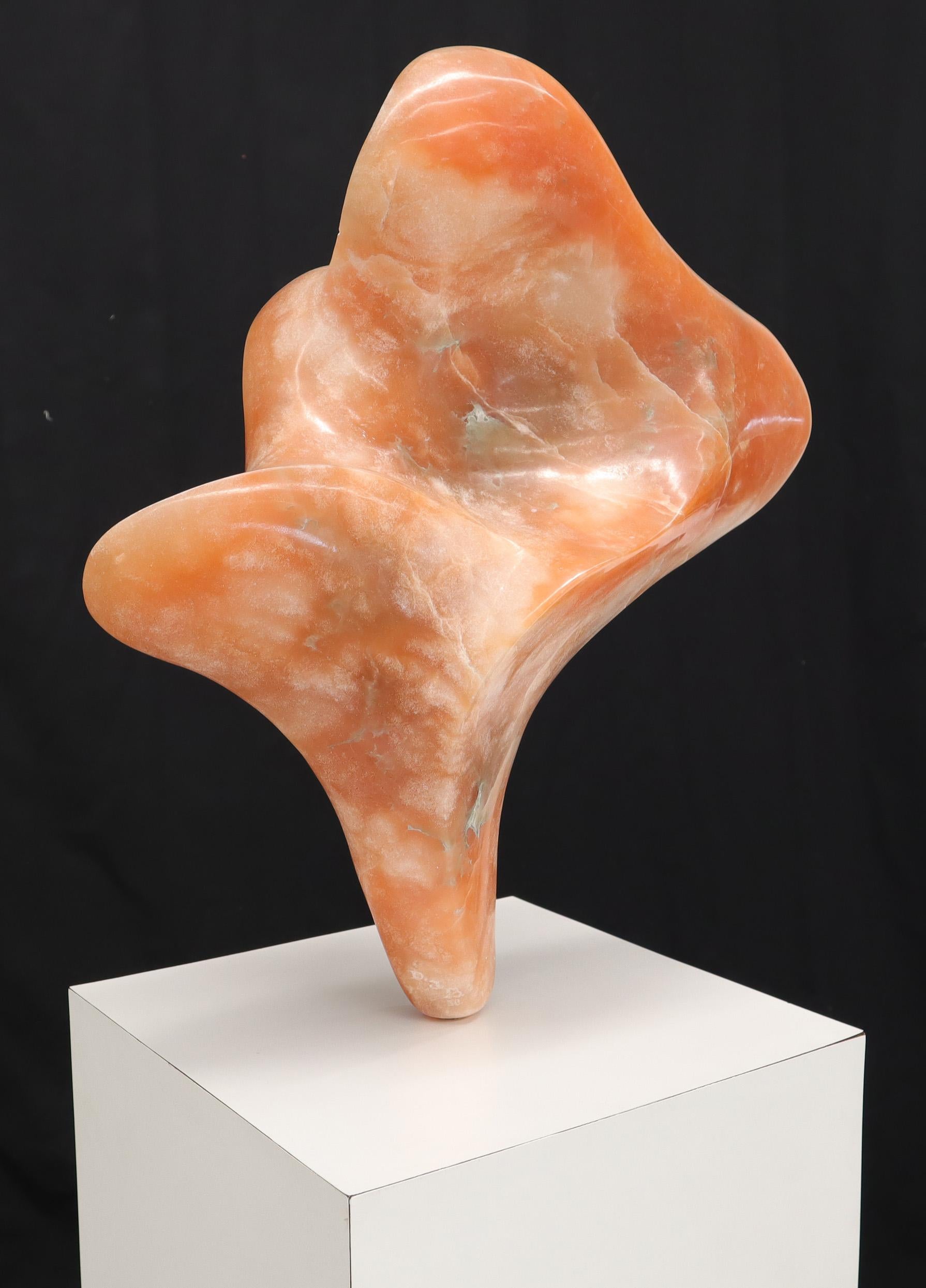 Abstrakte geschnitzte Onyx-Büste-Skulptur auf hohem Sockel im Angebot 1