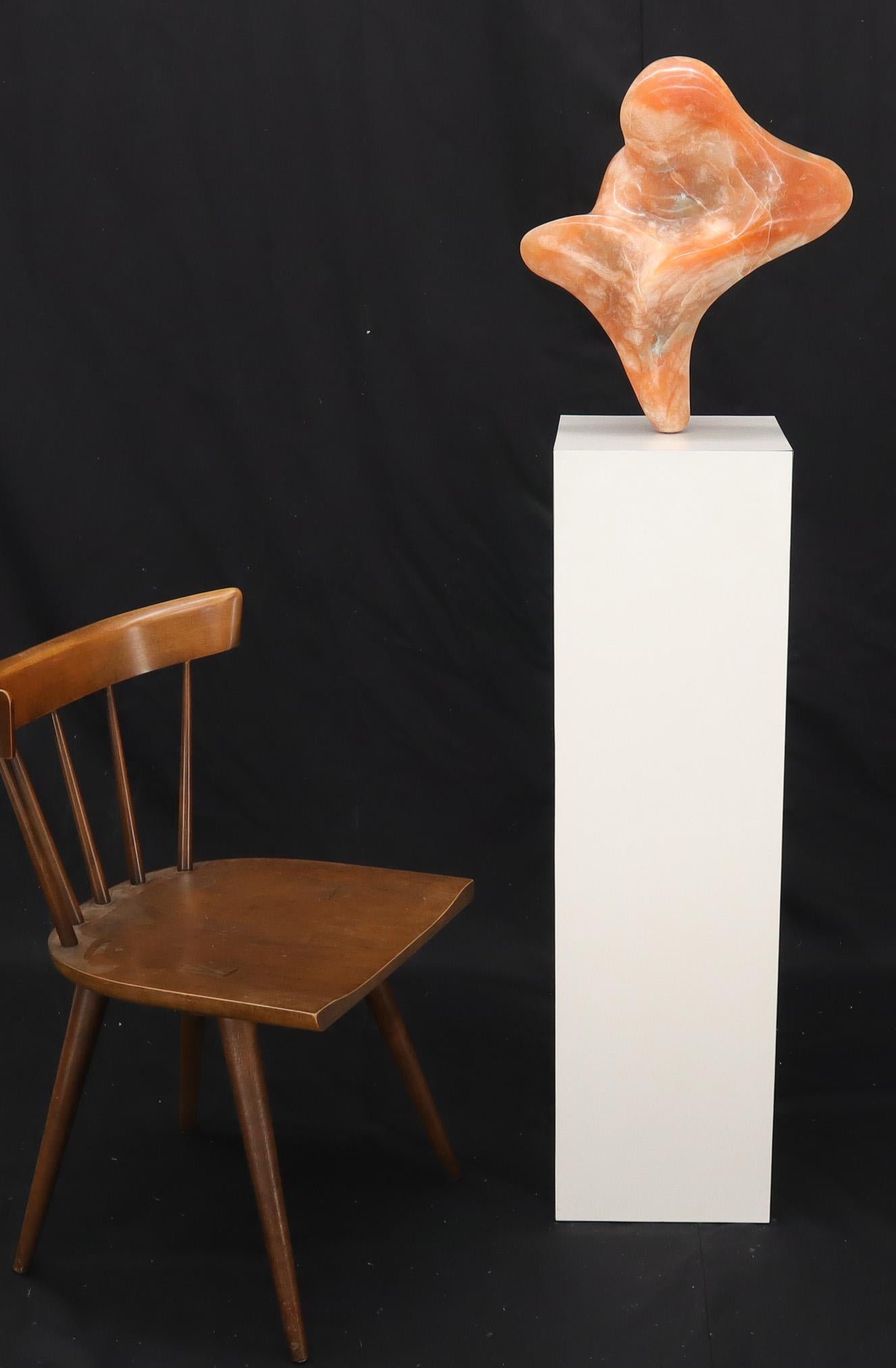 Abstrakte geschnitzte Onyx-Büste-Skulptur auf hohem Sockel im Angebot 2