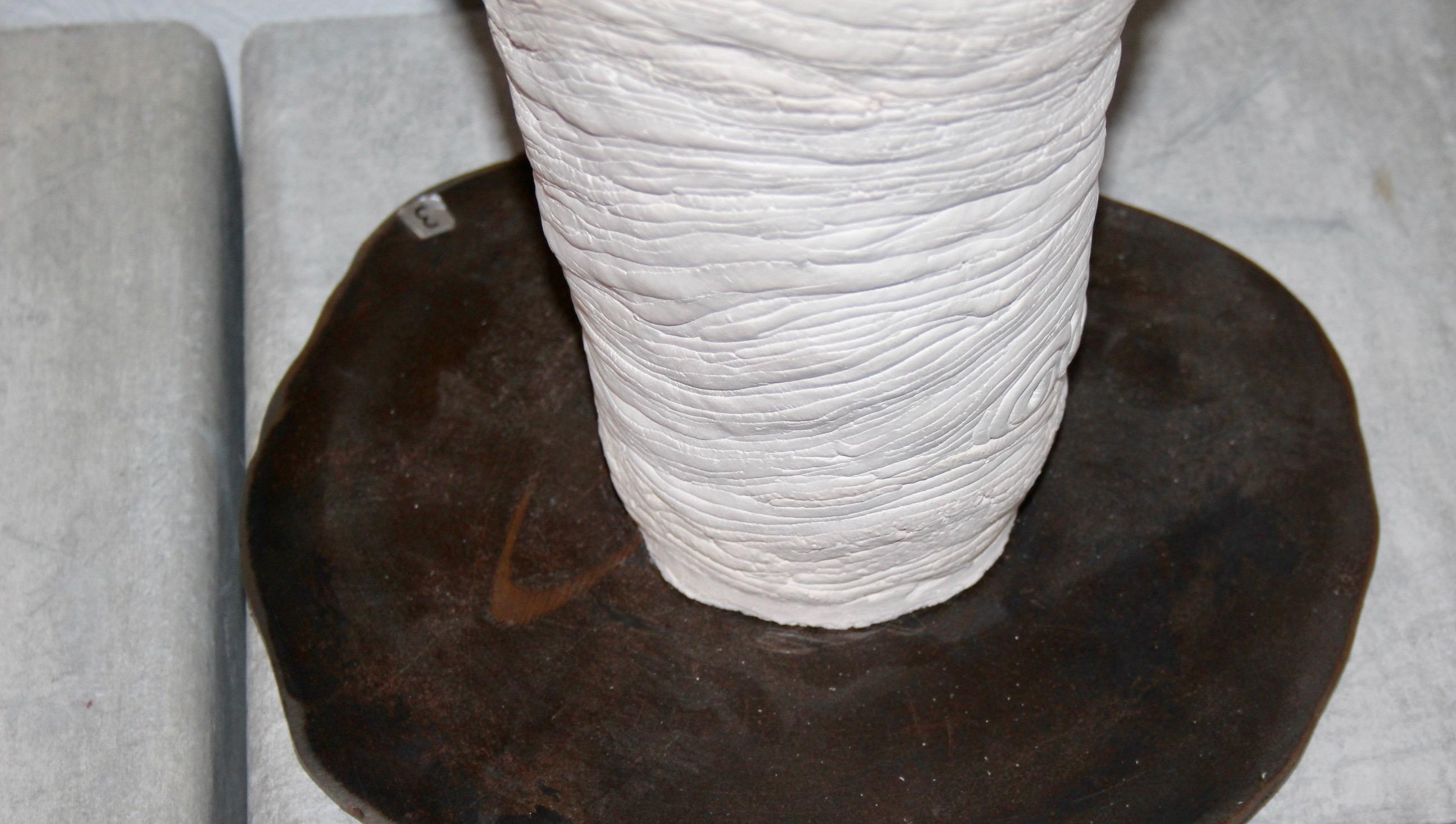 Scultura astratta in ceramica e metallo in vendita 2