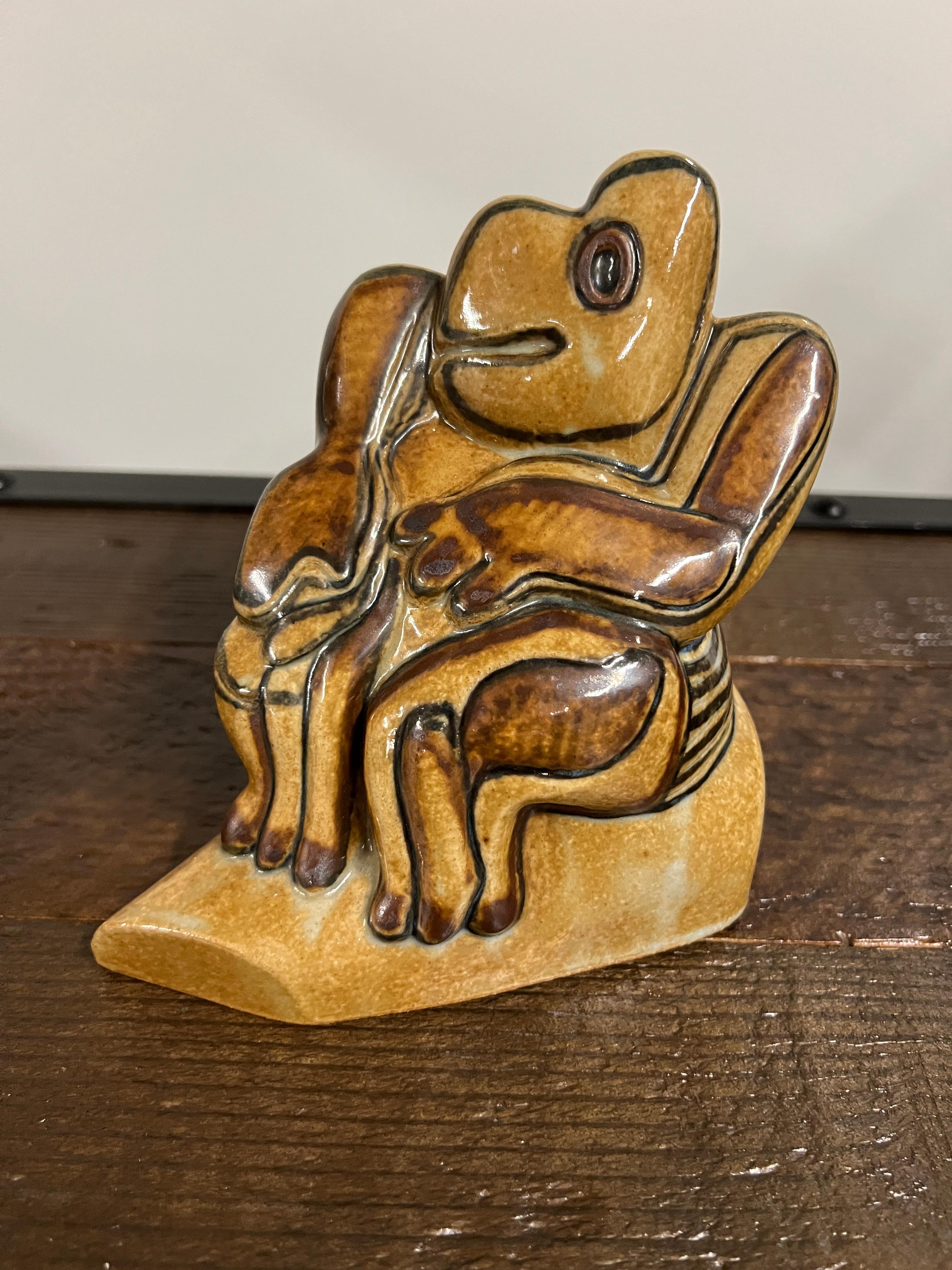 Questa è la figura n. 7047 di Sten Lykke Madsen per Bing & Grondahl.  Realizzato negli anni '70, questo pezzo era una delle tante interessanti figure astratte di una linea chiamata Fabeldyr (creature).  Questi pezzi sono molto diversi dalla maggior