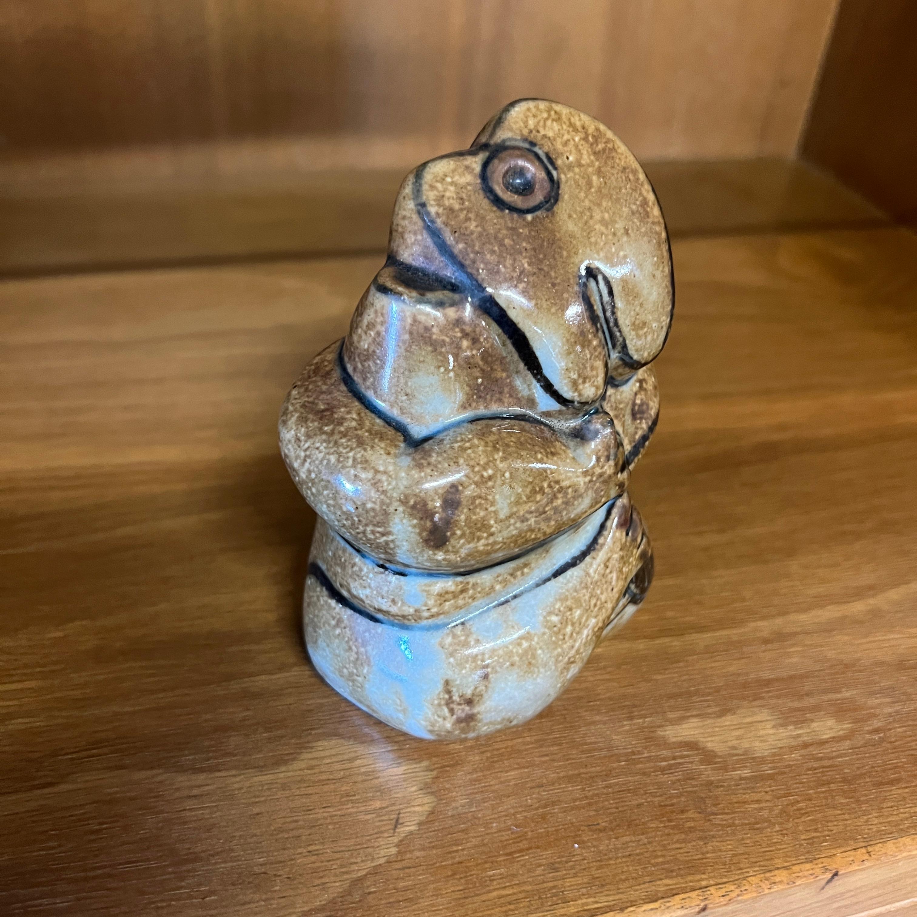 Il s'agit de la figurine n° 7048 de Sten Lykke Madsen pour Bing & Grondahl. Réalisée dans les années 1970, cette pièce est l'une des nombreuses figures abstraites intéressantes d'une ligne appelée Fabeldyr (créatures). Ces pièces sont très