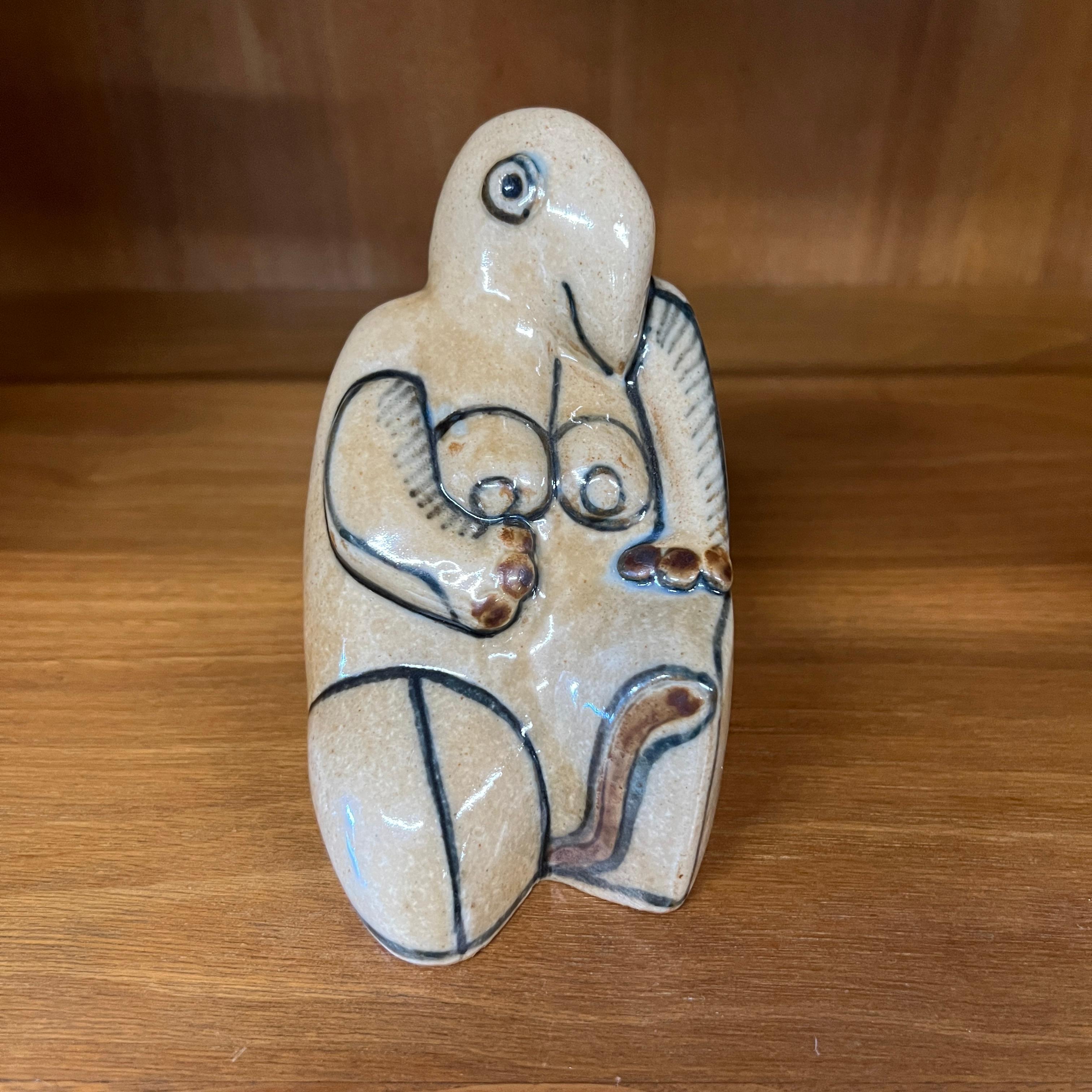 Questa è la figura n. 7053 di Sten Lykke Madsen per Bing & Grondahl. Realizzato negli anni '70, questo pezzo era una delle tante interessanti figure astratte di una linea chiamata Fabeldyr (creature). Questi pezzi sono molto diversi dalla maggior