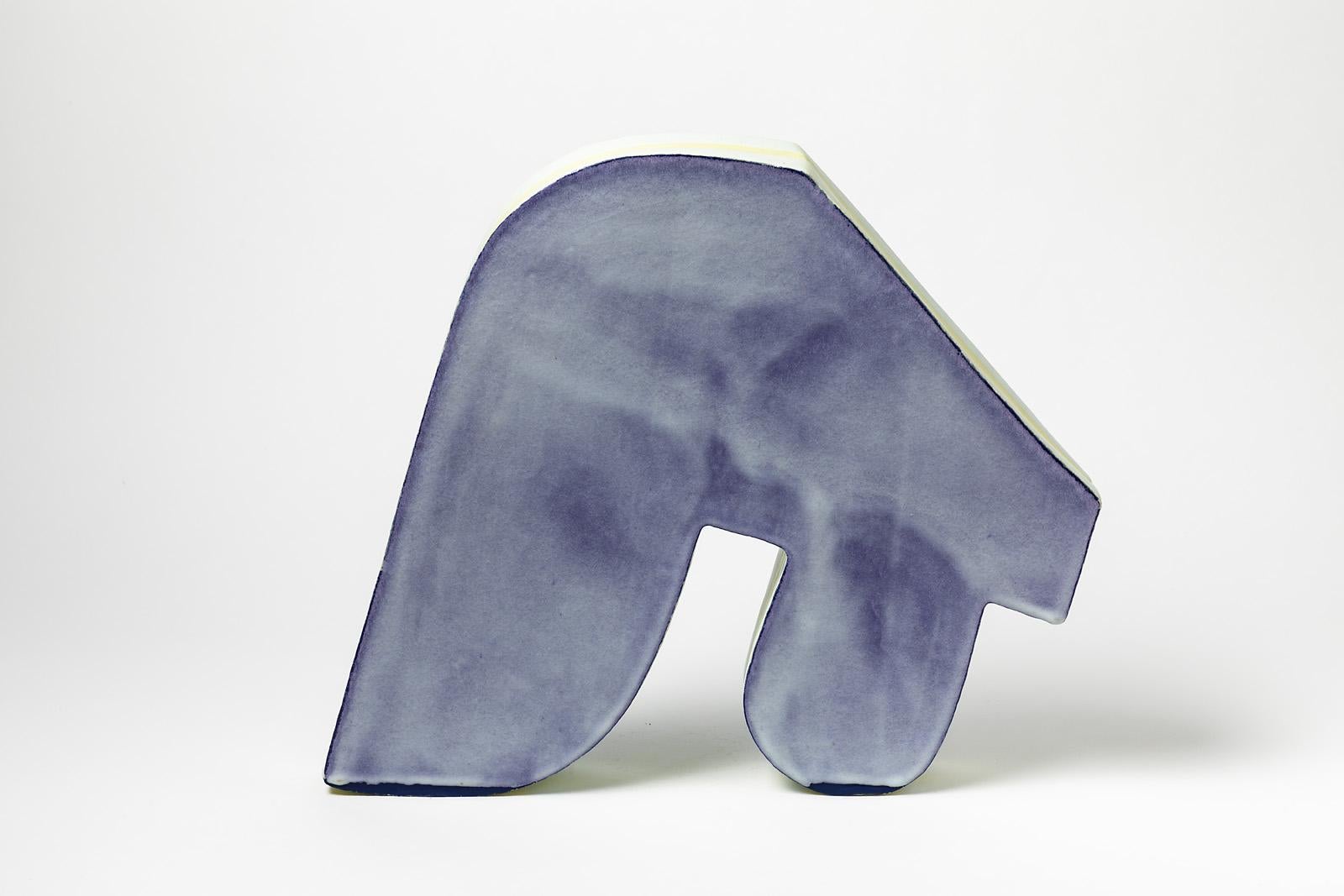 Abstrakte keramische Skulptur Blau und Gelb Farben von J Morin Modern Design (21. Jahrhundert und zeitgenössisch) im Angebot