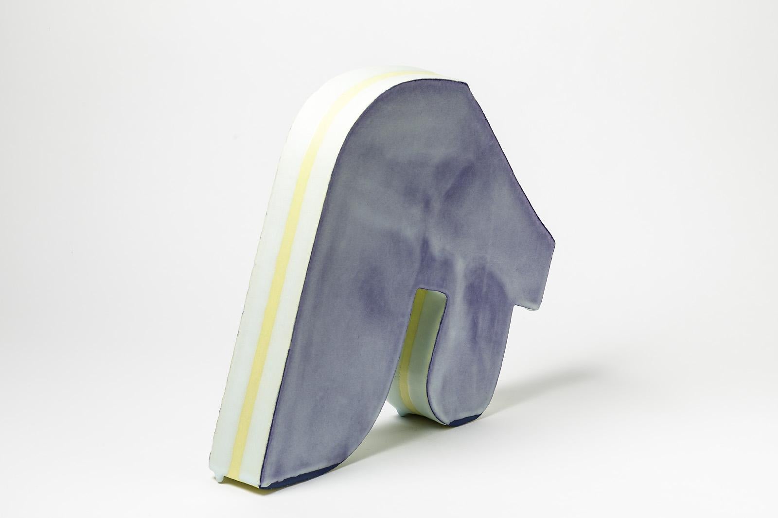 Abstrakte keramische Skulptur Blau und Gelb Farben von J Morin Modern Design (Keramik) im Angebot