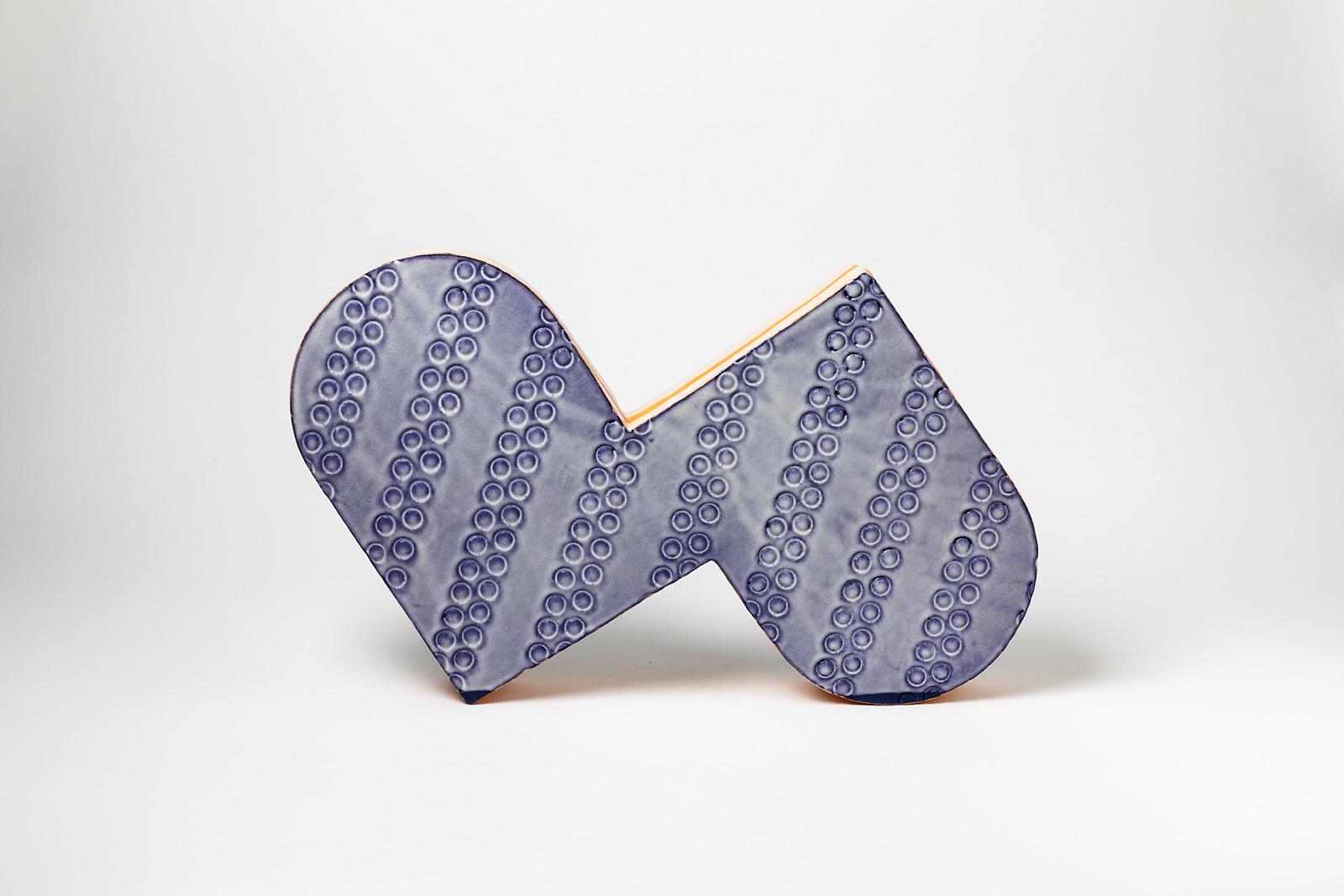 Abstrakte Keramik-Skulptur Free Form von J Morin Blau Orange und Weiß Farben (Moderne) im Angebot