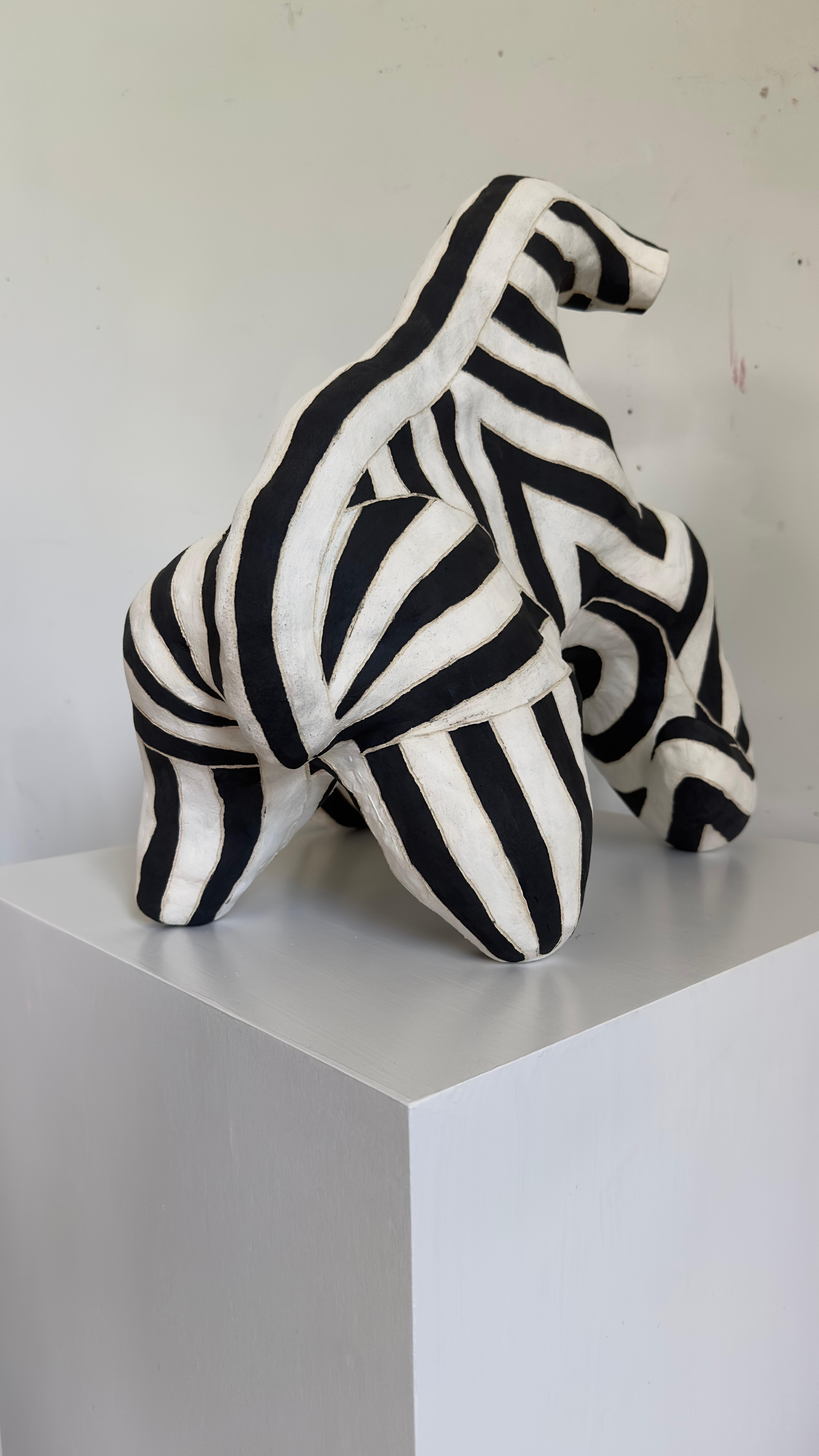 Americano scultura astratta in ceramica in bianco e nero in vendita