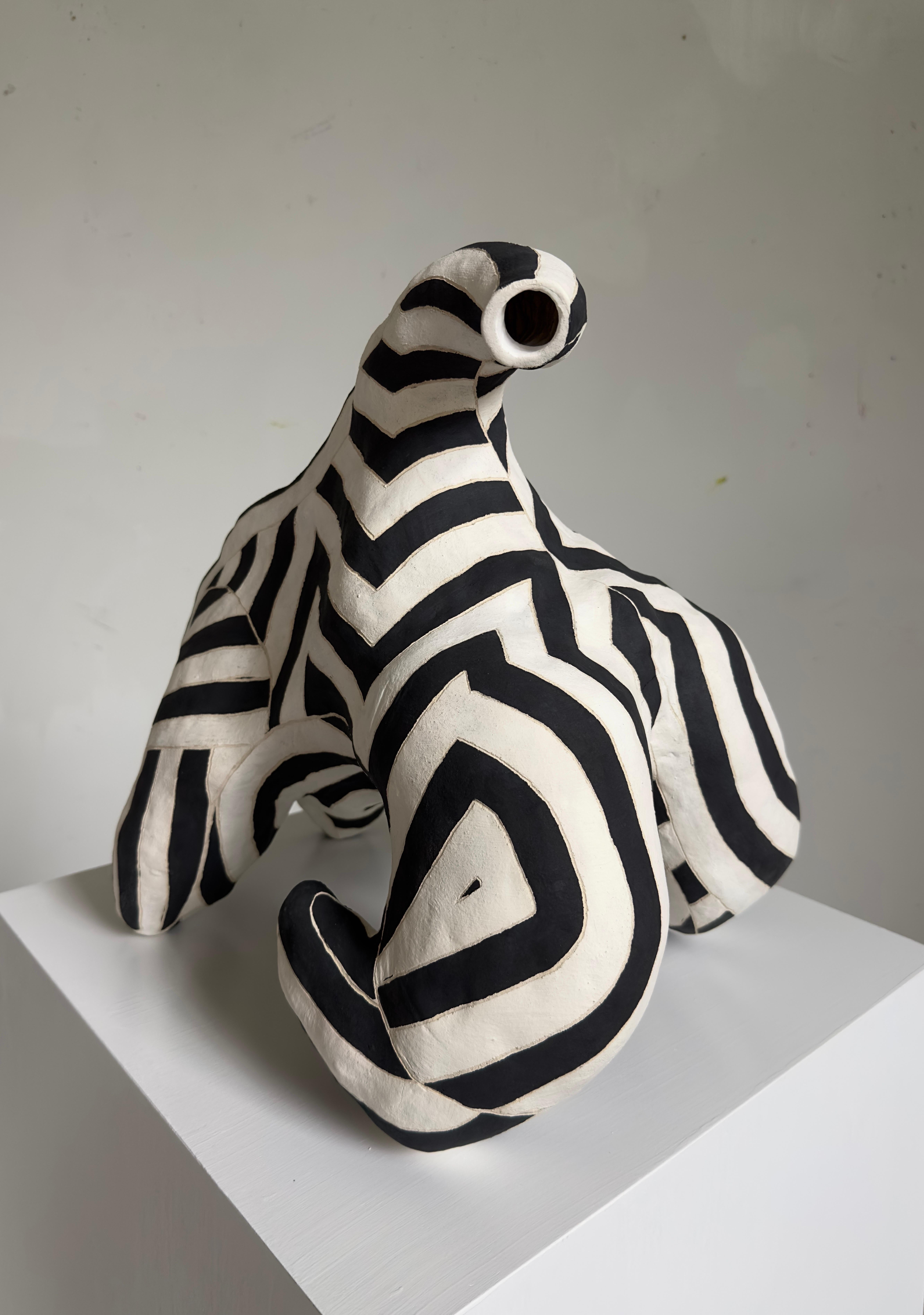 scultura astratta in ceramica in bianco e nero in vendita 1