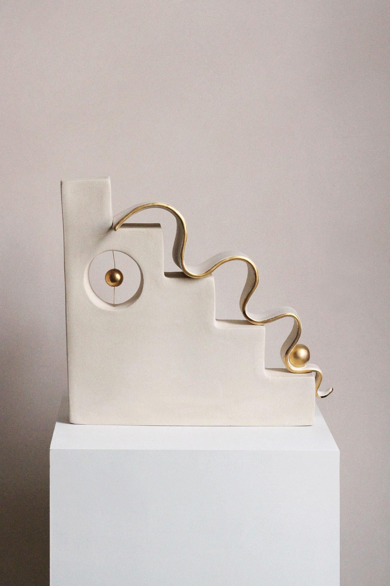 Réalisée à la main en grès, cette sculpture abstraite représente un escalier géométrique dont les marches sont parcourues par une vague. Il présente un bord lustré en or 24 carats qui capte magnifiquement la lumière. À la pointe de la vague se