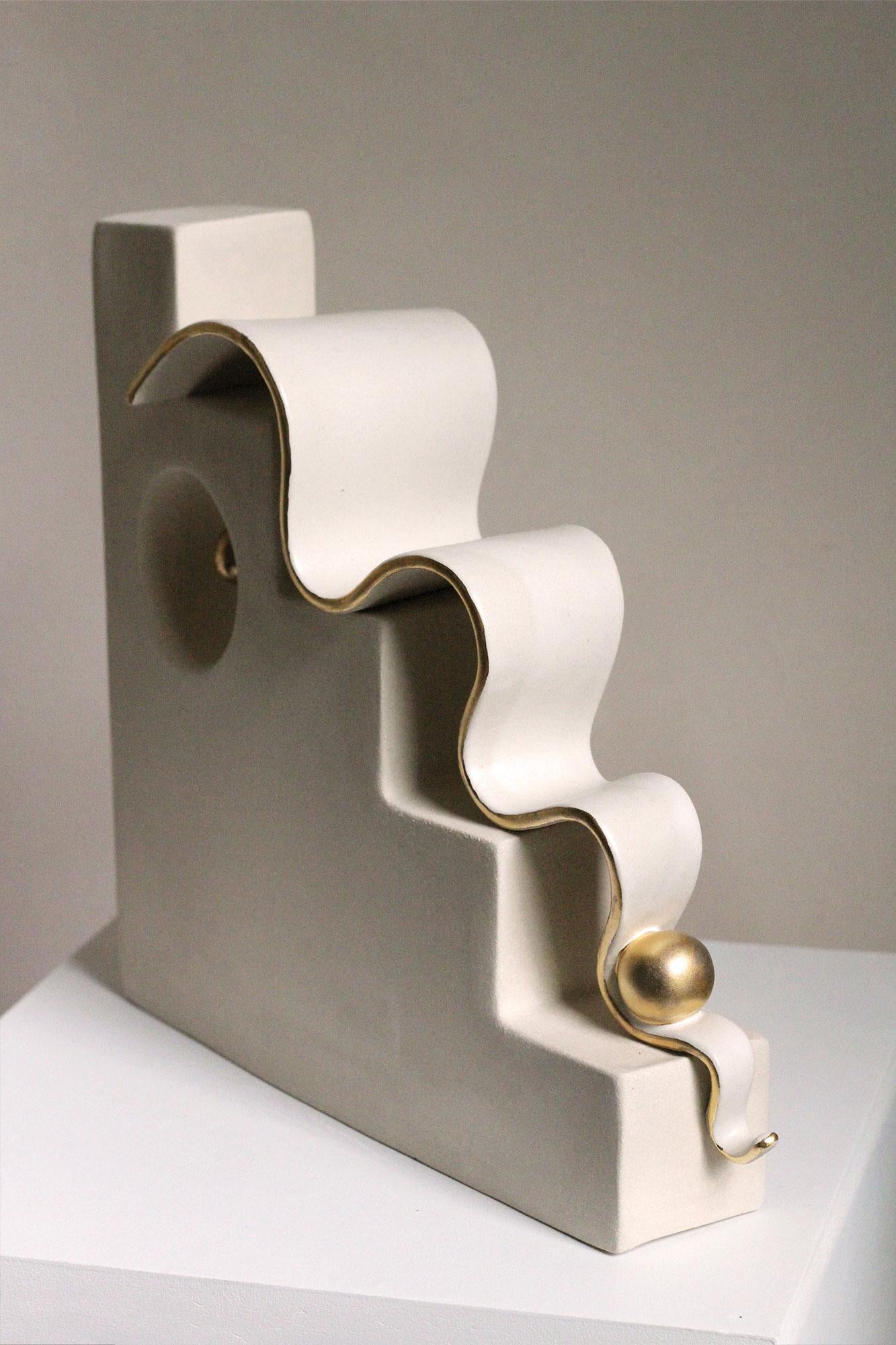 XXIe siècle et contemporain Sculpture abstraite en céramique avec lustre d'or, faite à la main, 