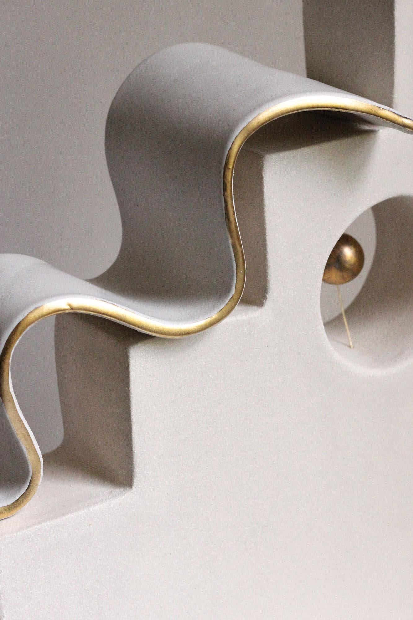 Céramique Sculpture abstraite en céramique avec lustre d'or, faite à la main, 