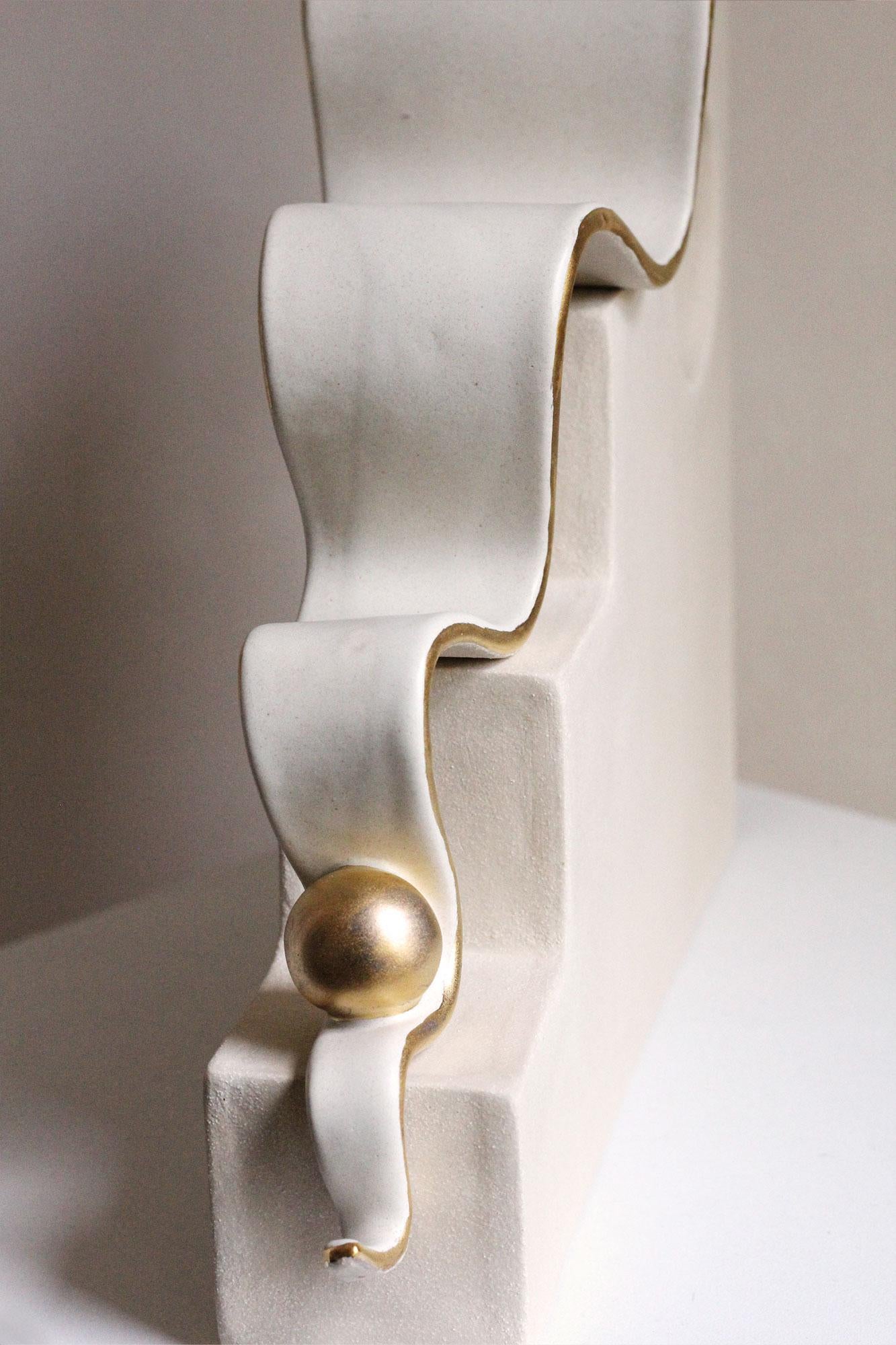 Sculpture abstraite en céramique avec lustre d'or, faite à la main, 