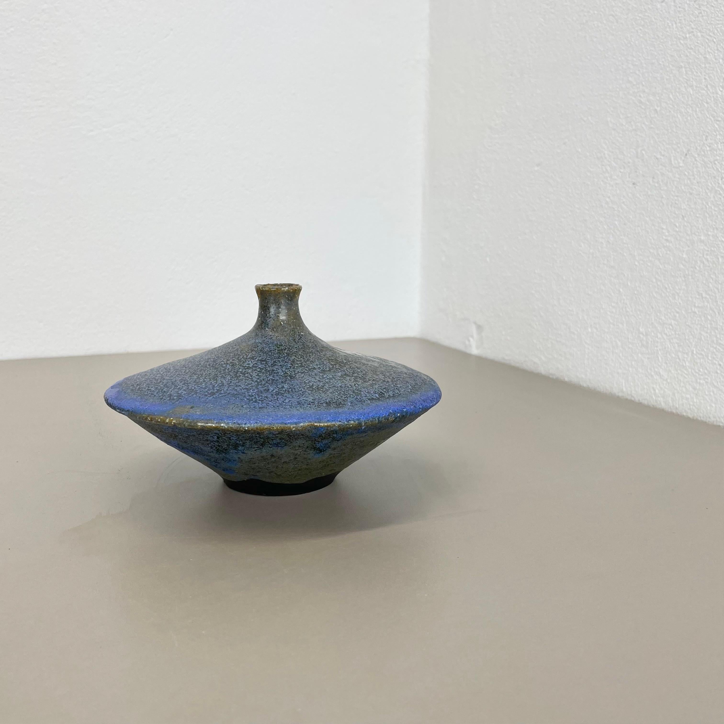 Articolo:

Oggetto in gres ceramico, Vaso UFO


Designer e produttore:

Gerhard Liebenthron

Informazioni:

Gerhard Liebenthron, Brema
1925 †2005


Decennio:

1960s


Questo originale Objects for Objects vintage è stato disegnato da Gerhard