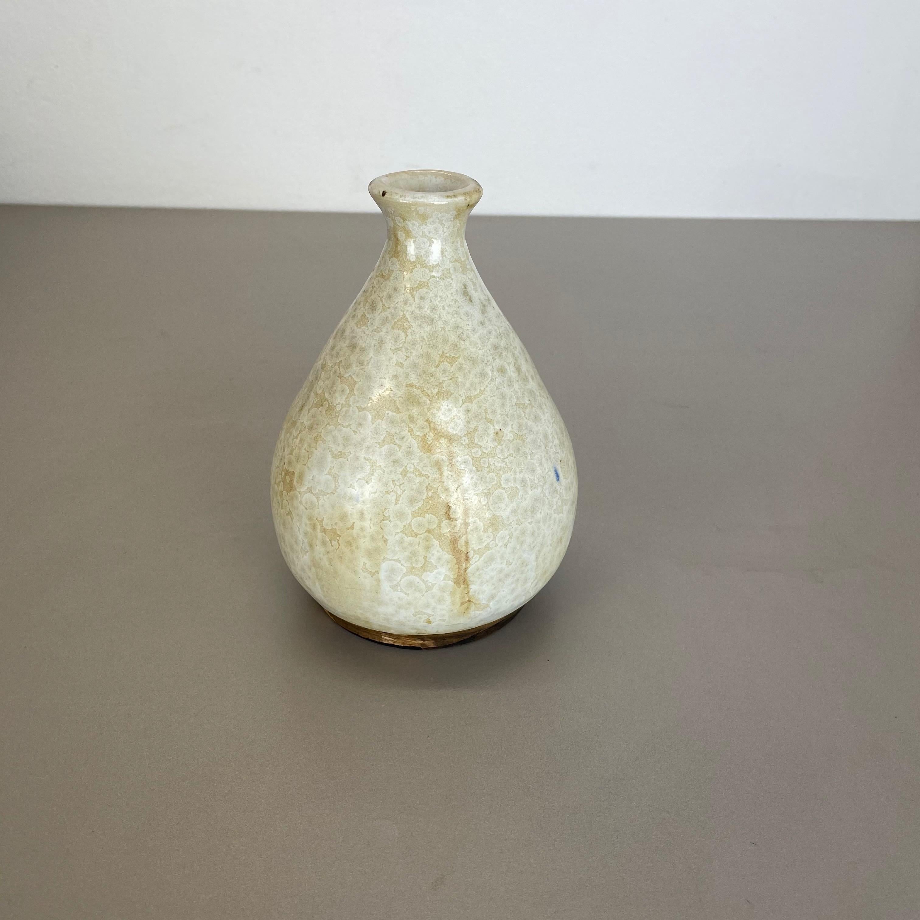 Articolo:

Oggetto in gres ceramico


Designer e produttore:

Gerhard Liebenthron

Informazioni:

Gerhard Liebenthron, Brema
1925 †2005


Decennio:

1970s


Questo originale Objects for Objects vintage è stato disegnato da