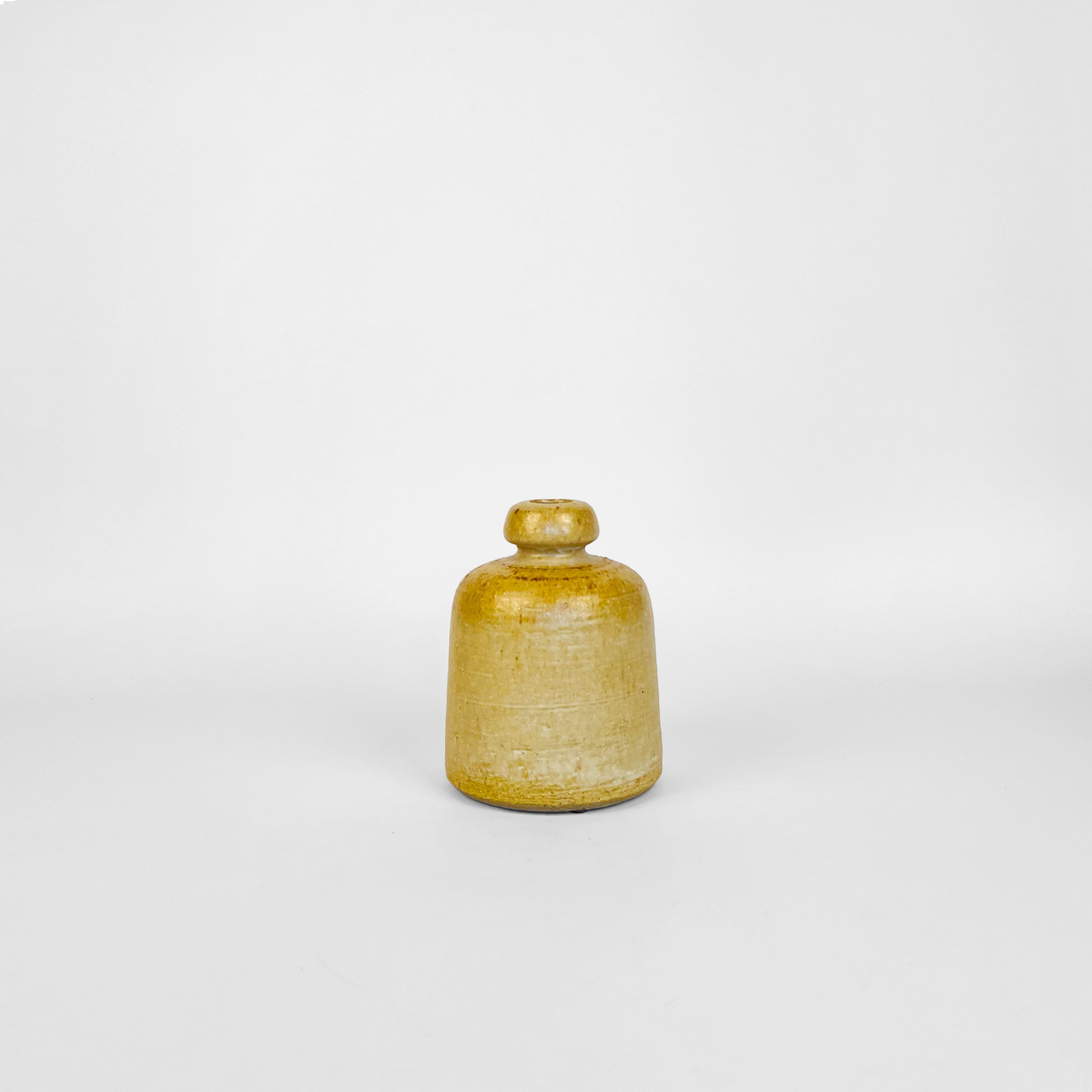 Mitte des Jahrhunderts, Westdeutschland, Studio Vase aber renommierten Keramiker Rudi Stahl.
In strukturierten, hellen Erdtönen mit einem Hauch von Oxid ausgeführt.
Handsigniert vom Künstler auf der Unterseite zusammen mit dem Modellcode (7040/14)