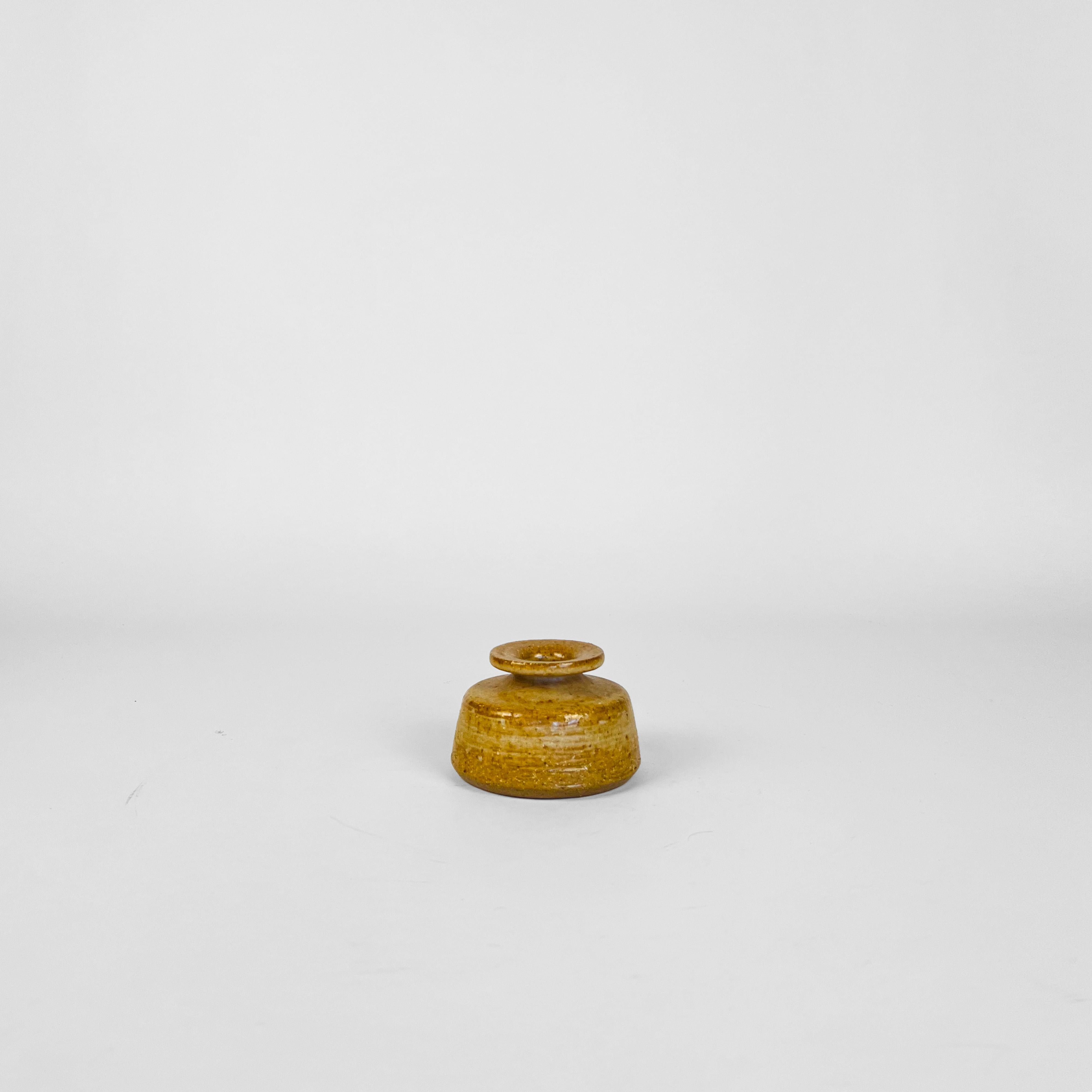 Vase de studio du milieu du siècle dernier, Allemagne de l'Ouest, mais du célèbre céramiste Rudi Stahl.
Finition dans des tons terreux clairs et texturés avec une touche d'oxyde.
Signé à la main par l'artiste sur la face inférieure, avec le code du