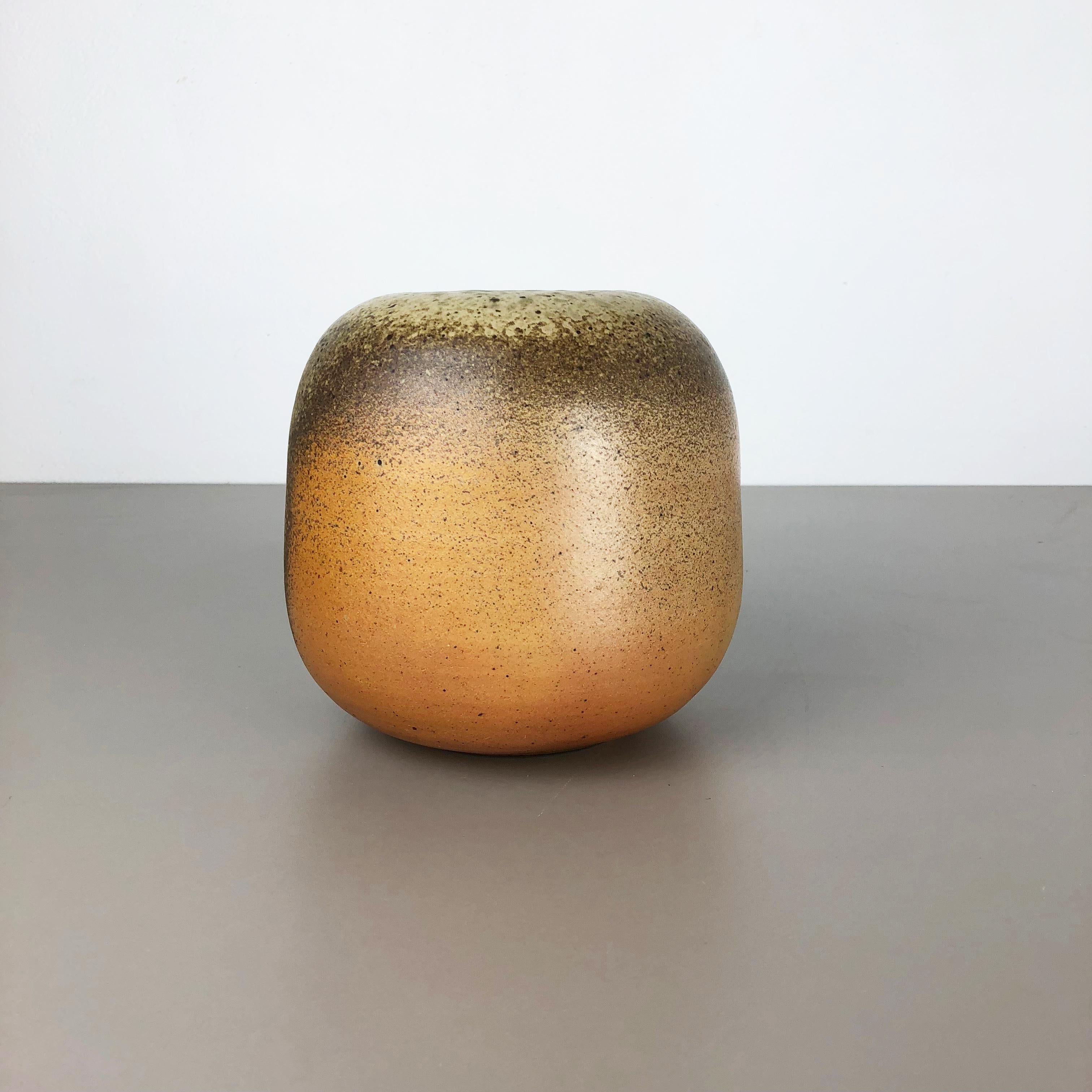 Articolo:

Oggetto in gres ceramico


Designer e produttore:

Horst Kerstan, Kandern in Germania

Informazioni:

Horst Kerstan (nato il 29 marzo 1941 a Francoforte, † 21 marzo 2005 a Kandern) è stato un ceramista, artigiano e artista