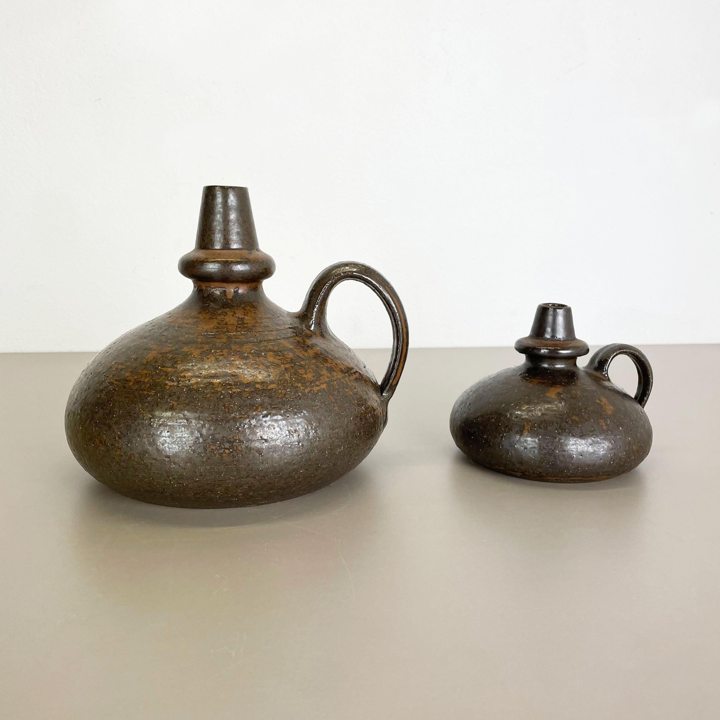 Article:

Ceramic objects, set of 2


Designer and producer:

Rudi Stahl, Germany

Information:

Rudi Stahl (1918 - 1987) / Höhr-Grenzhausen



Decade:

1970s


This original vintage studio object set was designed by Rudi Stahl