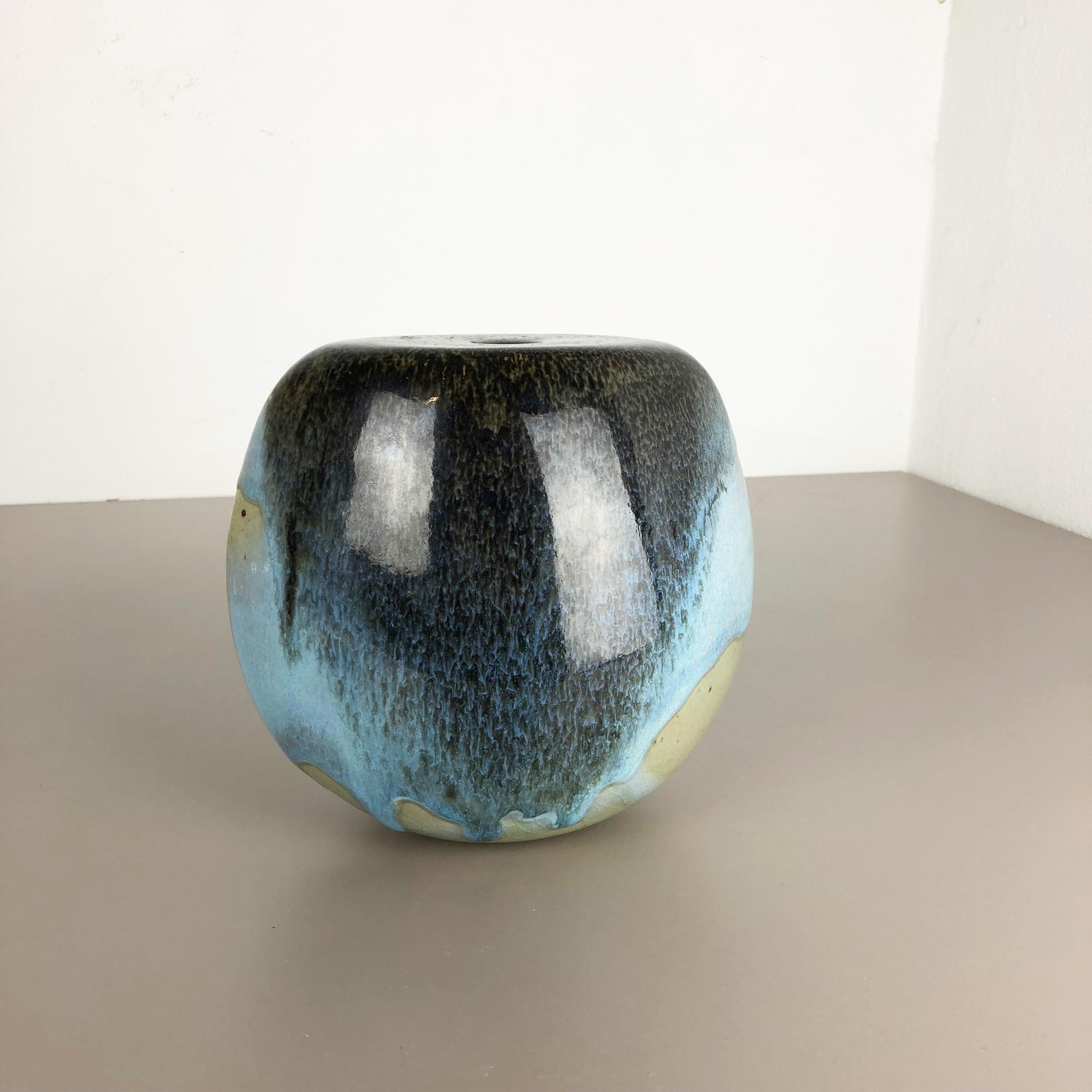 Article:

Ceramic stoneware olbject - vase


Designer and producer:

Gotlind Weigel


Decade:

1980 (the object is marked with 1180)


This original vintage Studio Pottery Object was designed by Gotlind Weigel produced in her own Studio in the 1980s