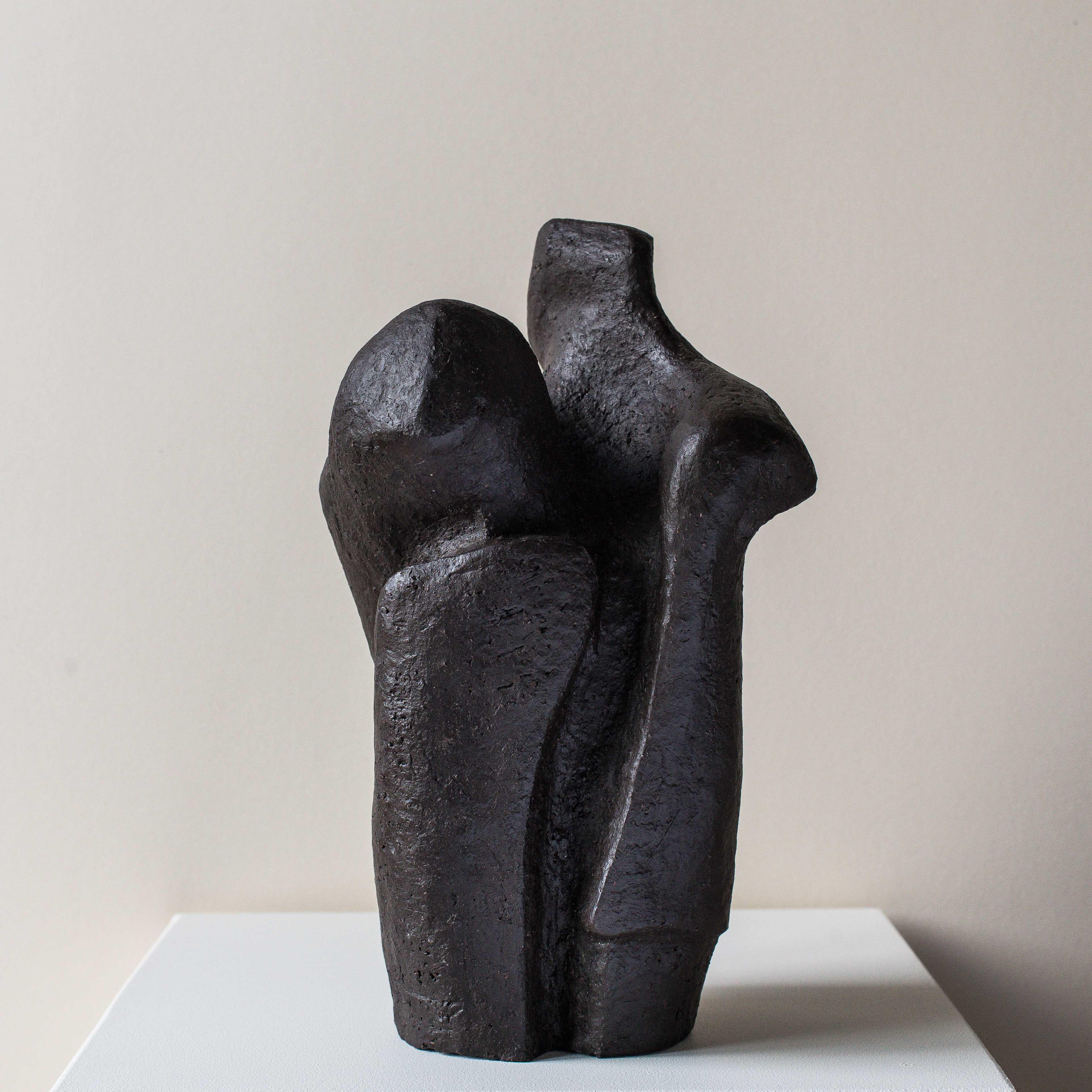 Free-form sculpture in brown chamotte clay, circa 1950. The piece is composed of a beautiful harmony of straight lines and curves. The chamotte technique is made from a mix of smooth clay, to which is added 