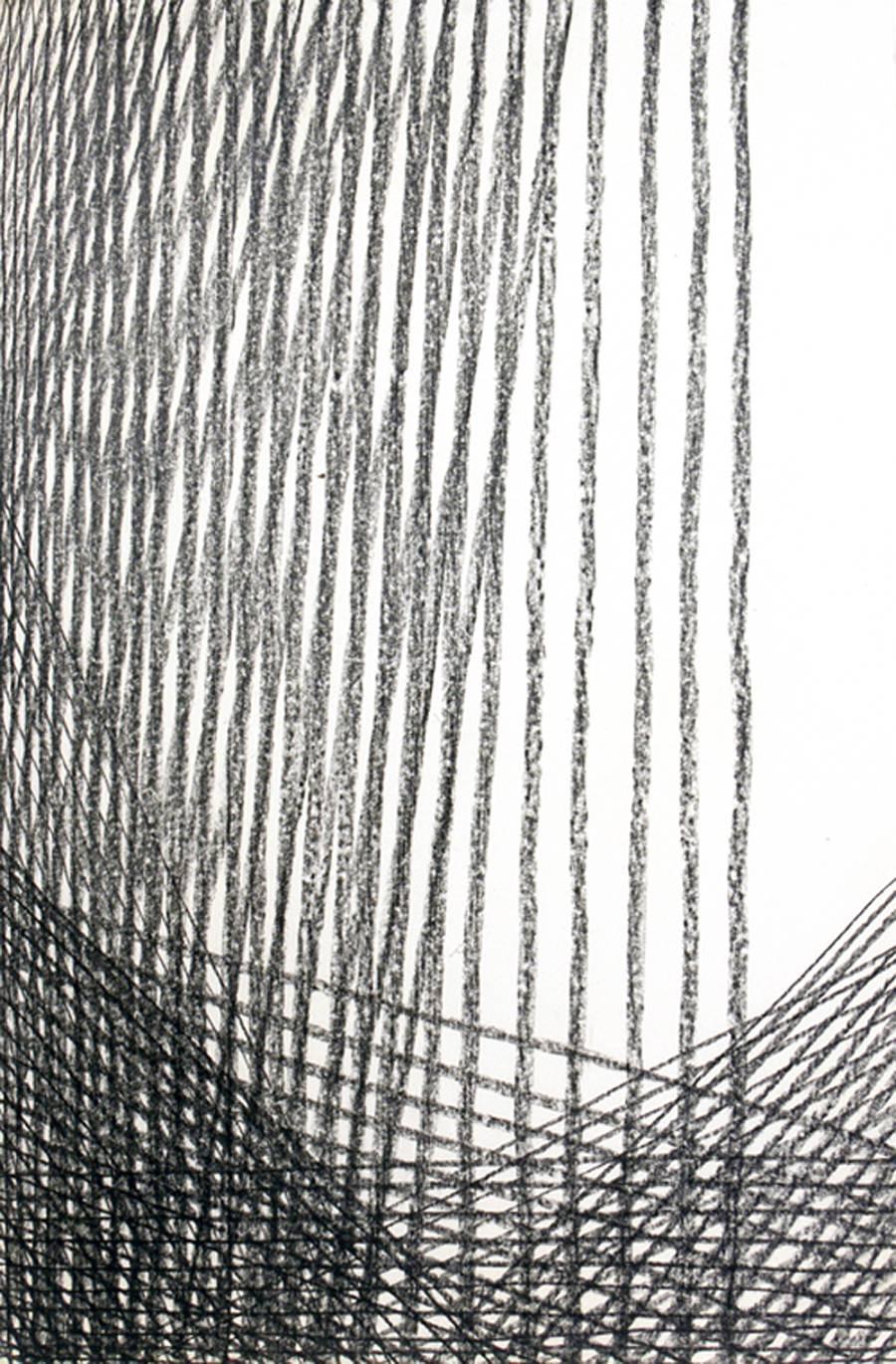 Abstrakte Kohlezeichnung von Miriam Kubach, Amerikanerin, ca. 1960er Jahre. Ähnlich wie die Werke von Louise Bourgeois aus der gleichen Zeit. Es ist auf Papier ausgeführt und wurde professionell unter UV-beständigem Glas in einem sauberen, schwarz