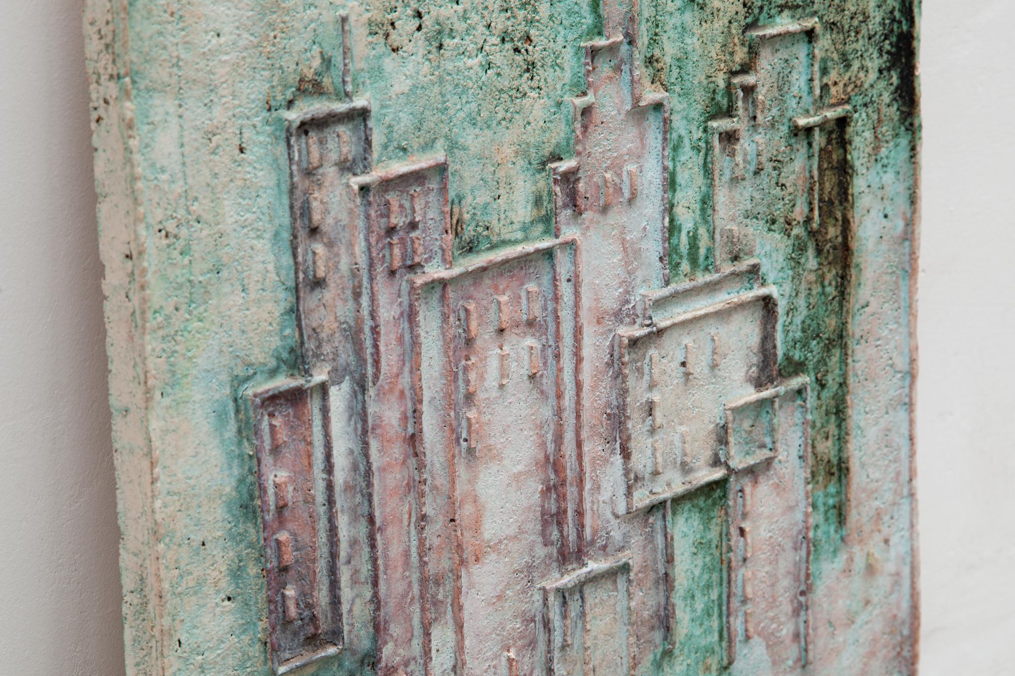 Mid-Century Modern Relief en céramique de paysage urbain abstrait dans les tons verts:: 1970 en vente