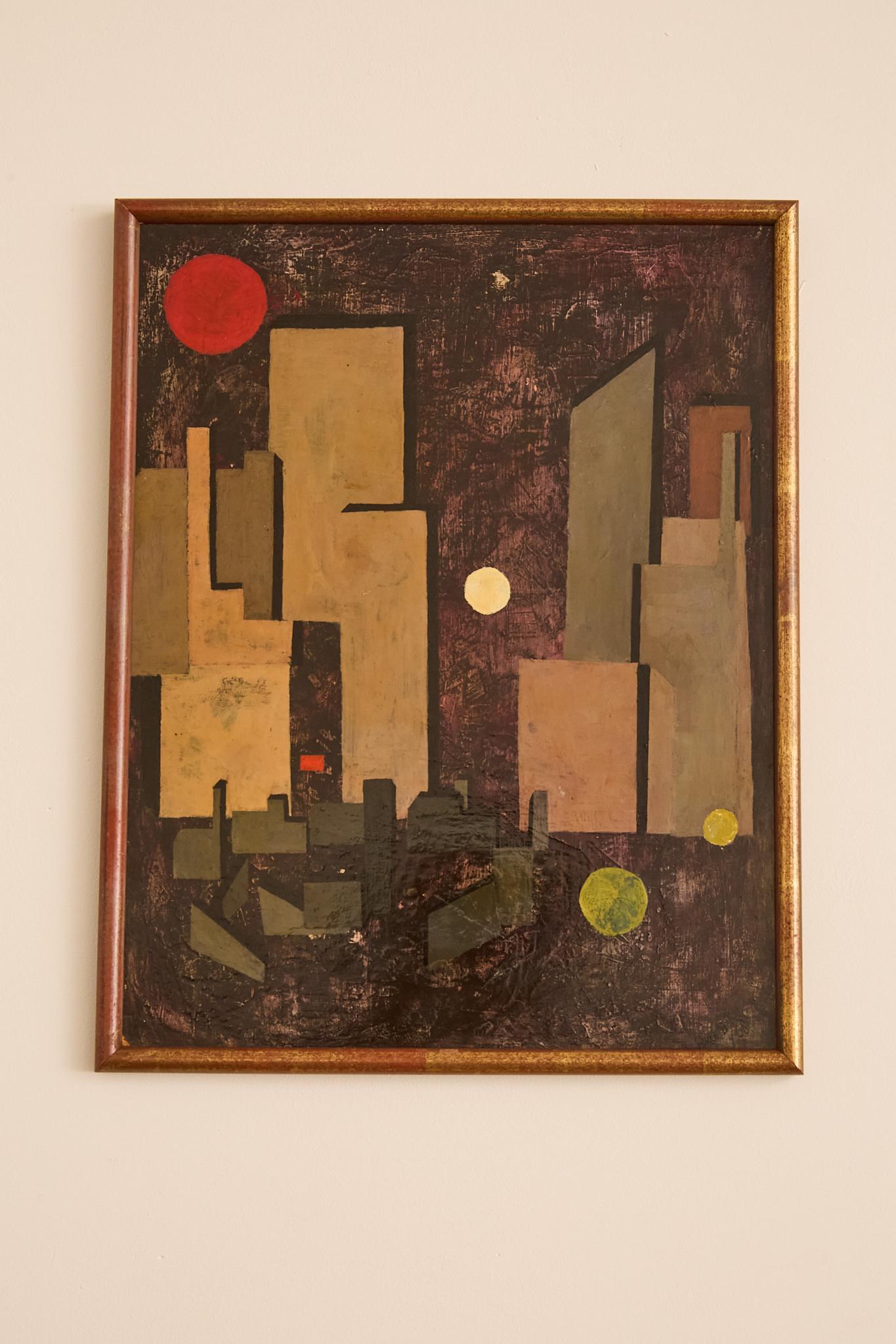 Abstraktes Stadtbild mit geometrischen Blöcken in gedämpften Ocker-, Taupe- und Grüntönen vor einem reich strukturierten dunklen Grund, unterbrochen von kreisförmigen Sonnen oder Monden in Rot, Gelb und Limone. Das Werk ist stark an die Mitte des